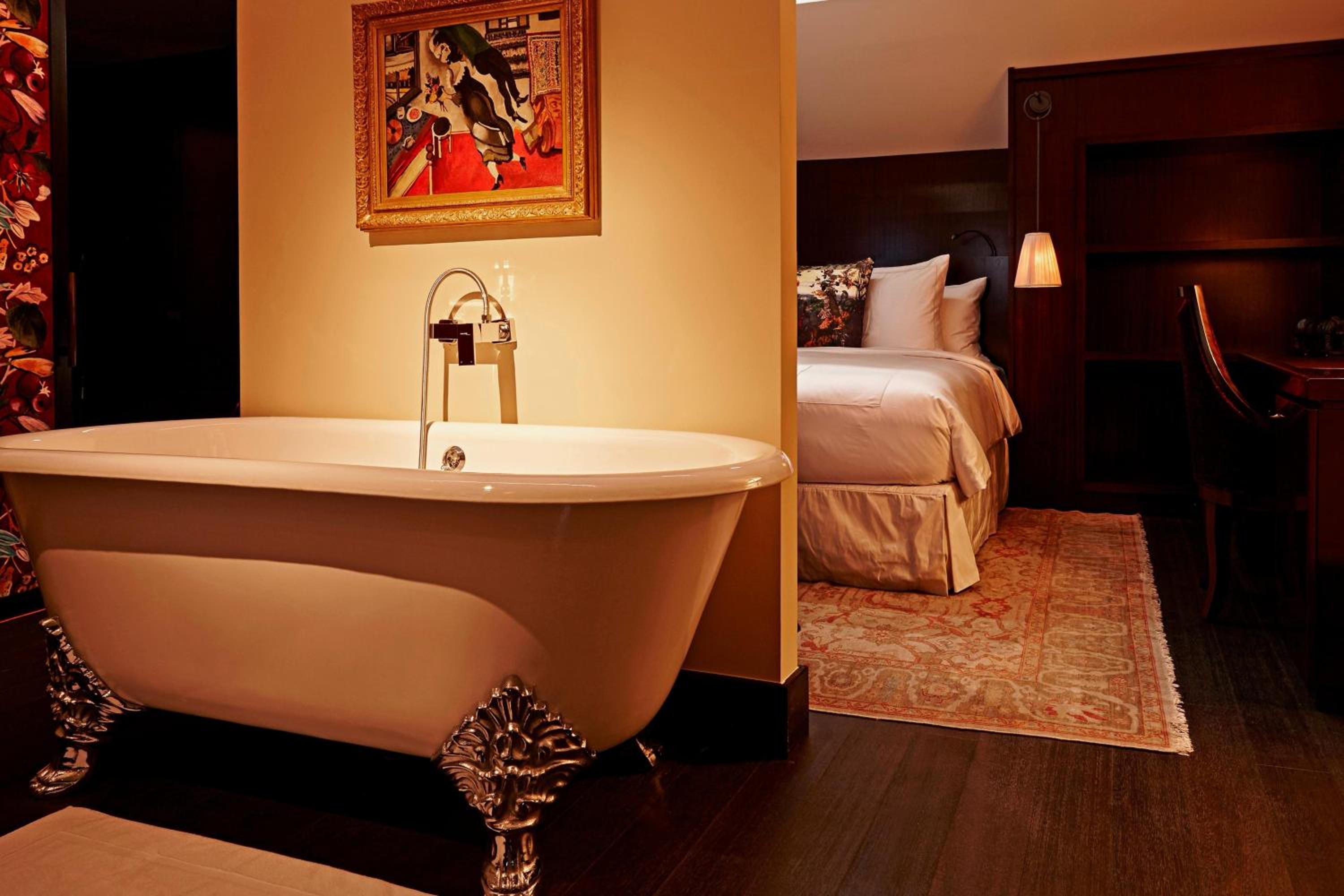 Vagabond Club Suite, 1 King & 1 Sofa Bed, Top Floor (Club Lounge Access with Complimentary Breakfast, Cocktails & Snacks) Vagabond Club Suite, 1 King & 1 Sofa Bed, Top Floor (Club Lounge Access with Complimentary Breakfast, Cocktails & Snacks)