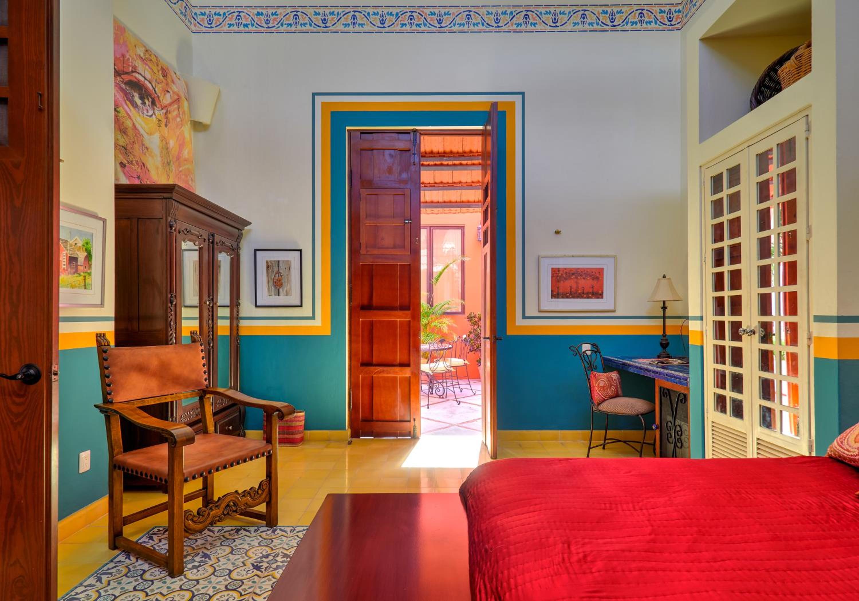 Queen Room photo 2