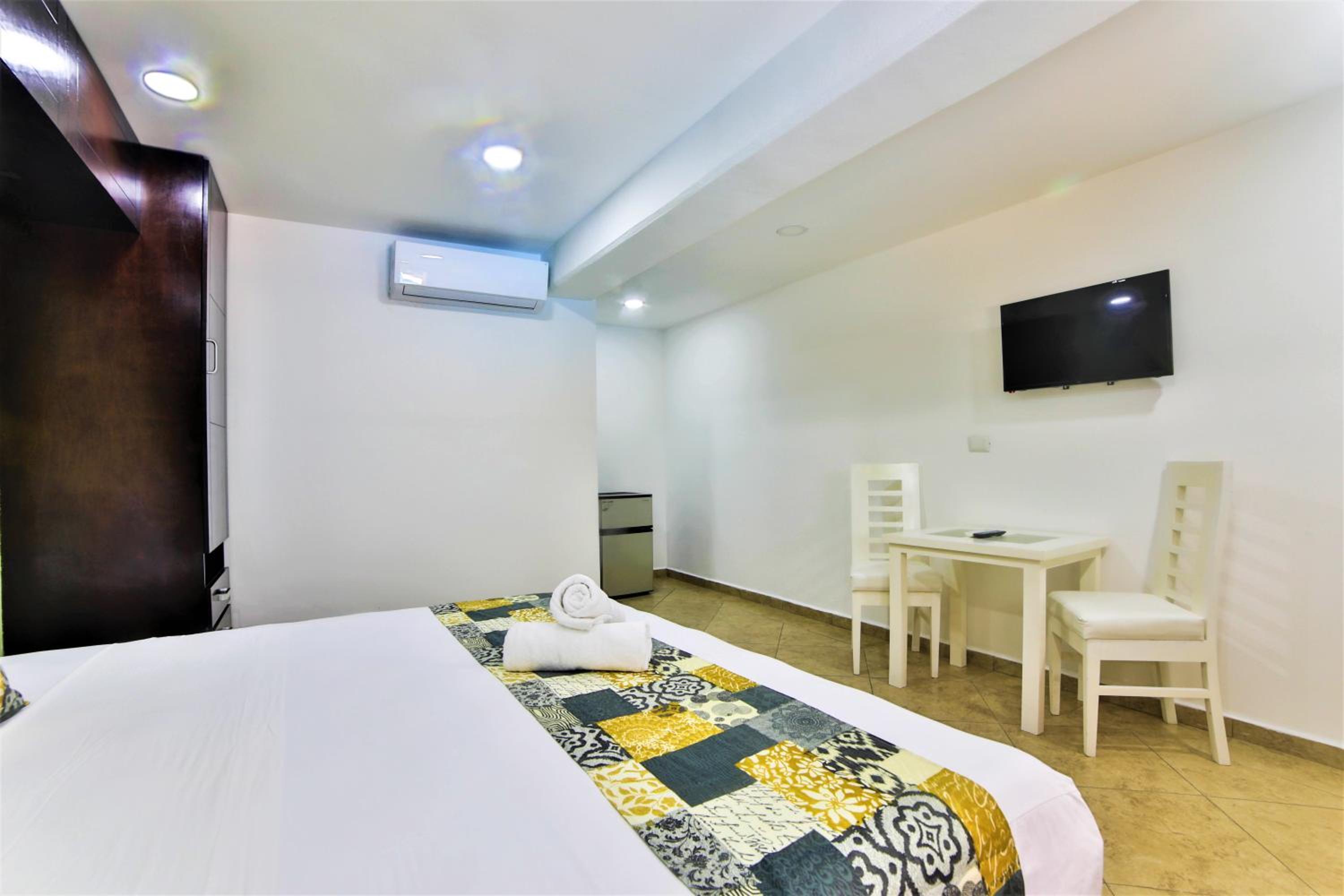Standard King Room - Photo 5