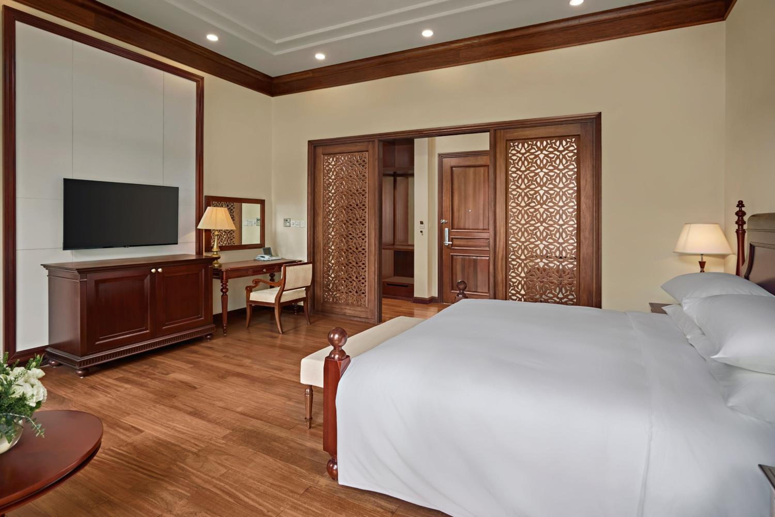 Deluxe King Room with Garden View - Photo 2