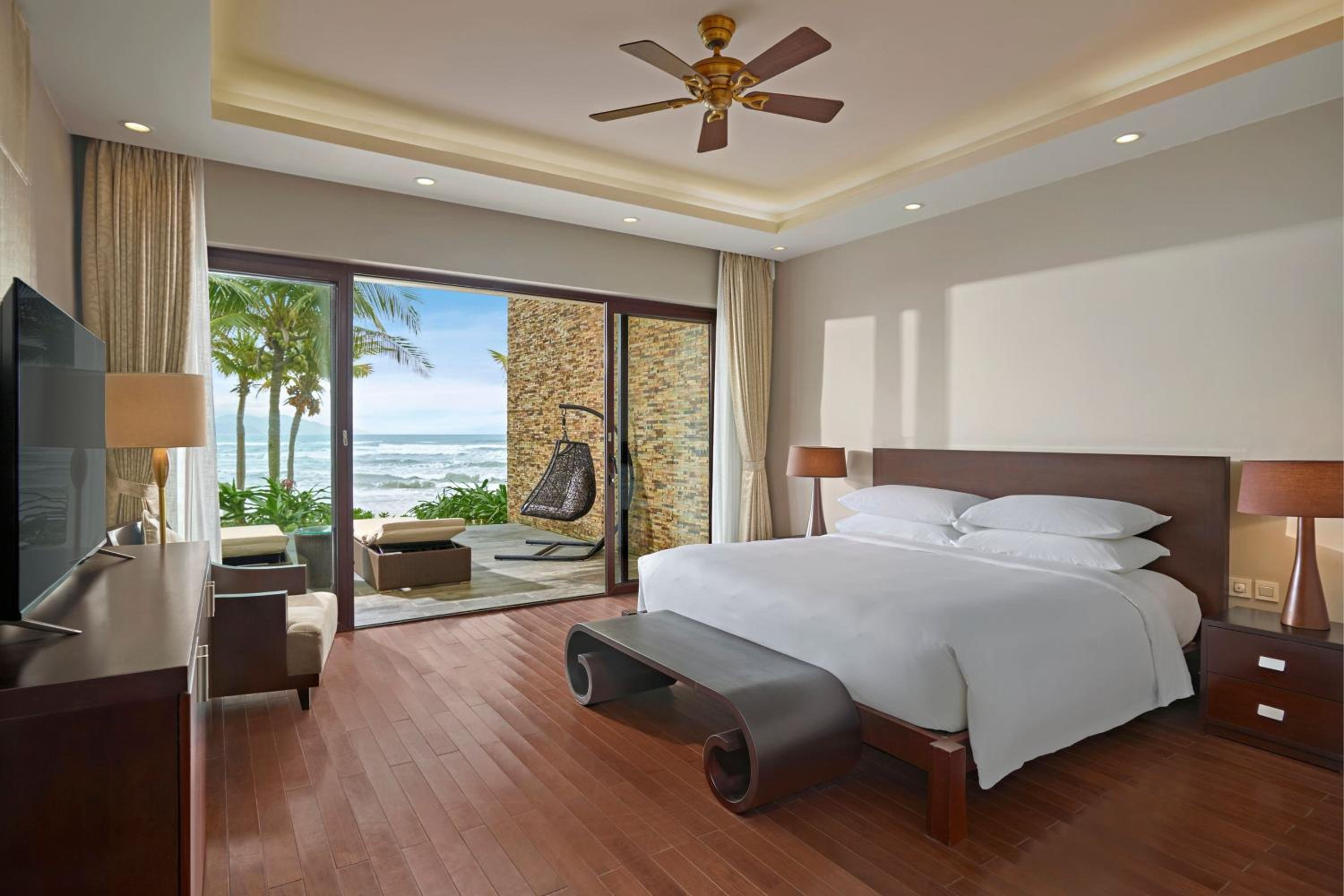 Drei-Zimmer-Villa mit Balkon und Meerblick, privatem Pool