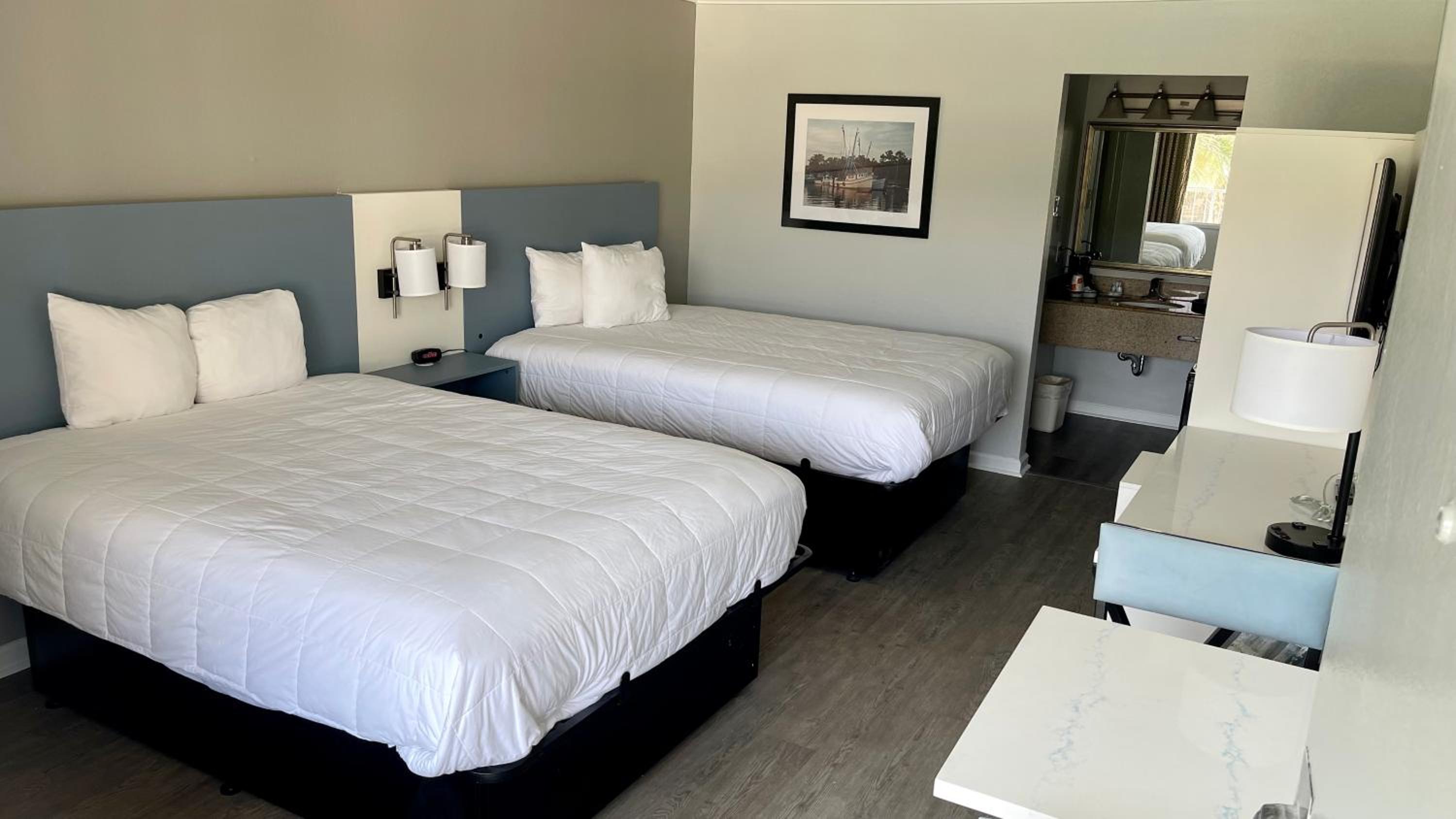 Queen Room with Two Queen Beds - Non-Smoking - Photo 1