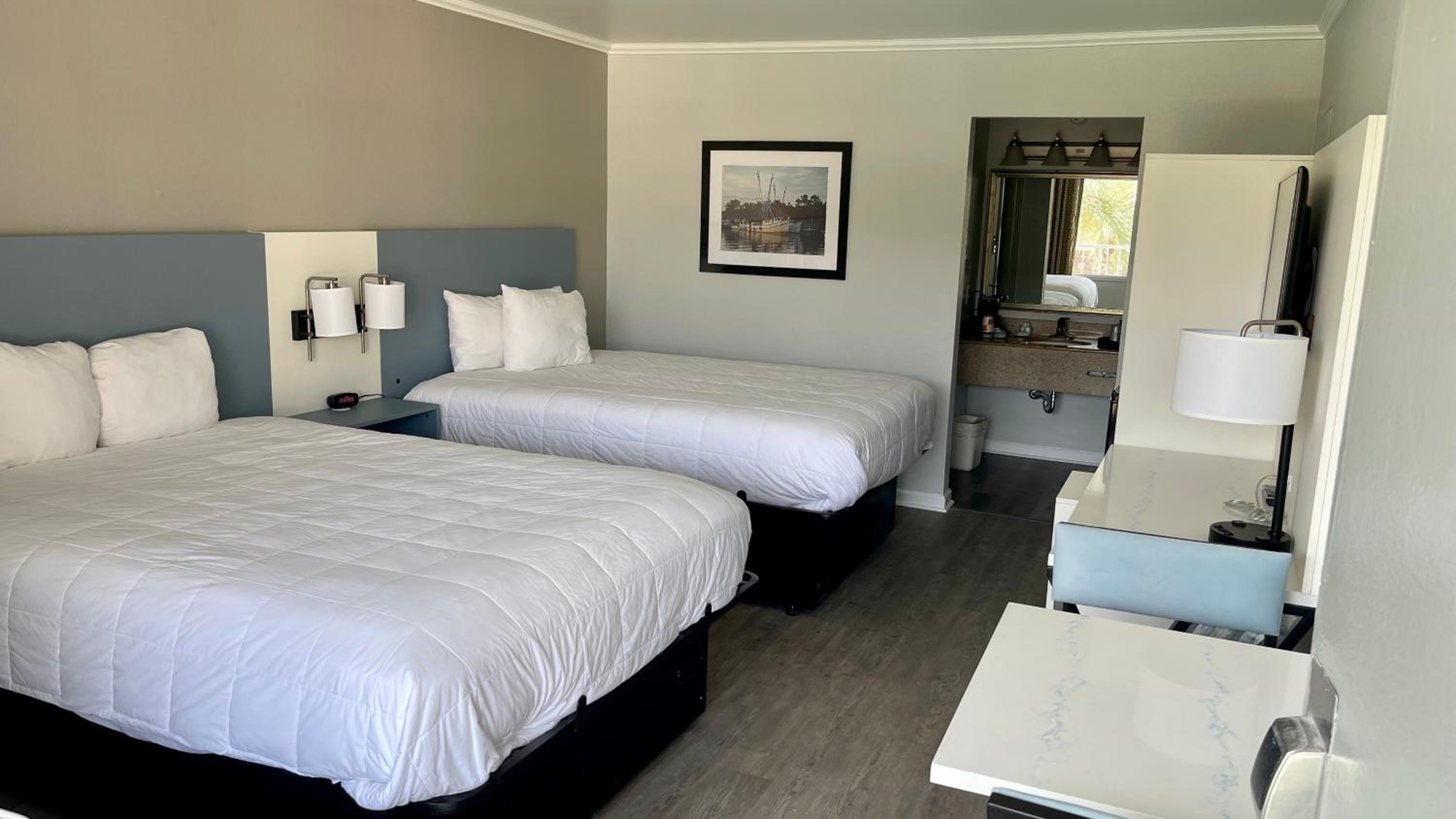 Queen Room with Two Queen Beds - Non-Smoking - Photo 6