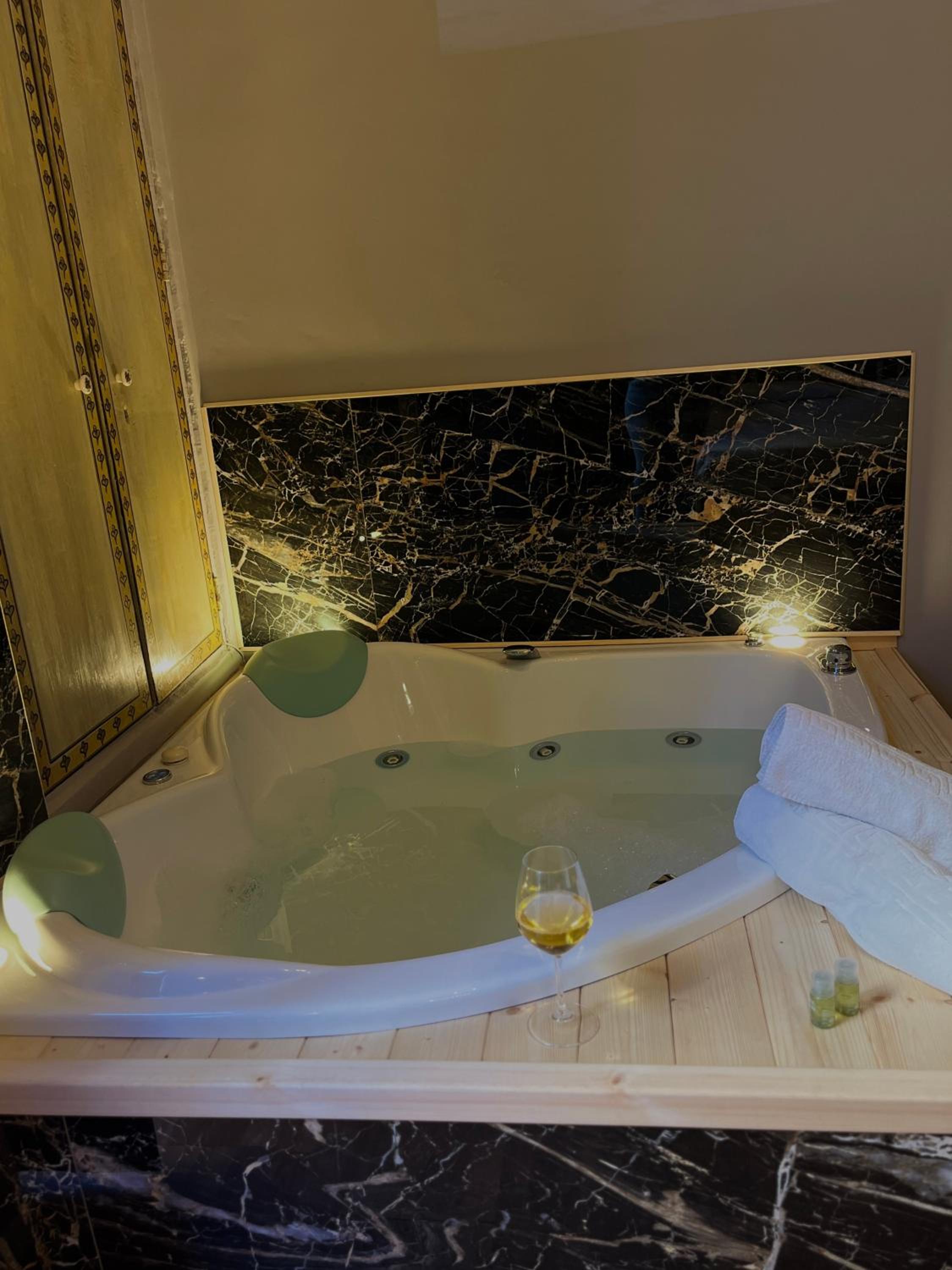 King Suite with Spa Bath - Photo 7