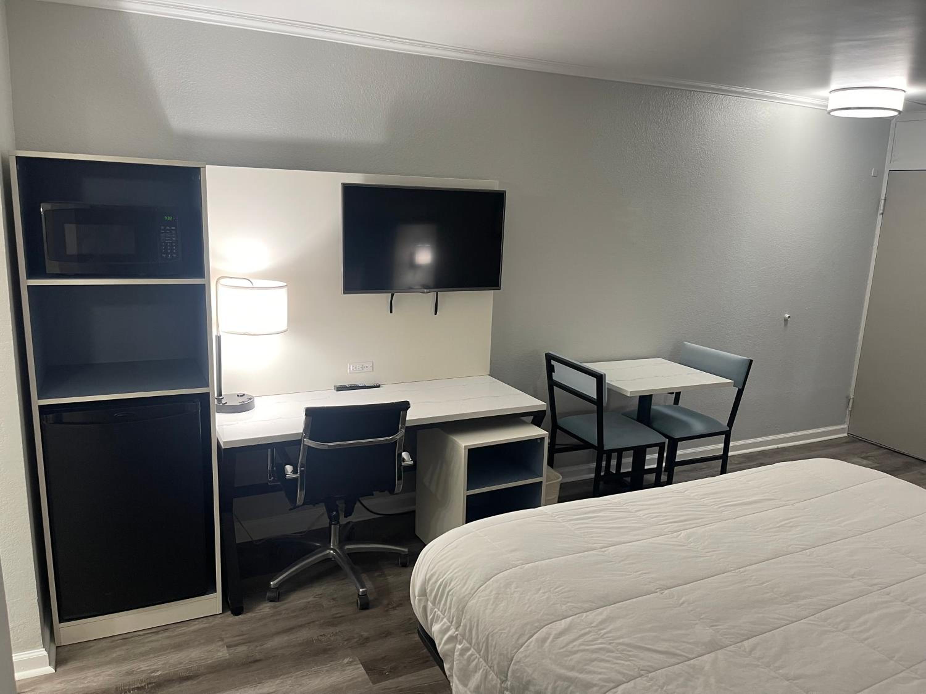 King Room - Non-Smoking - Photo 2