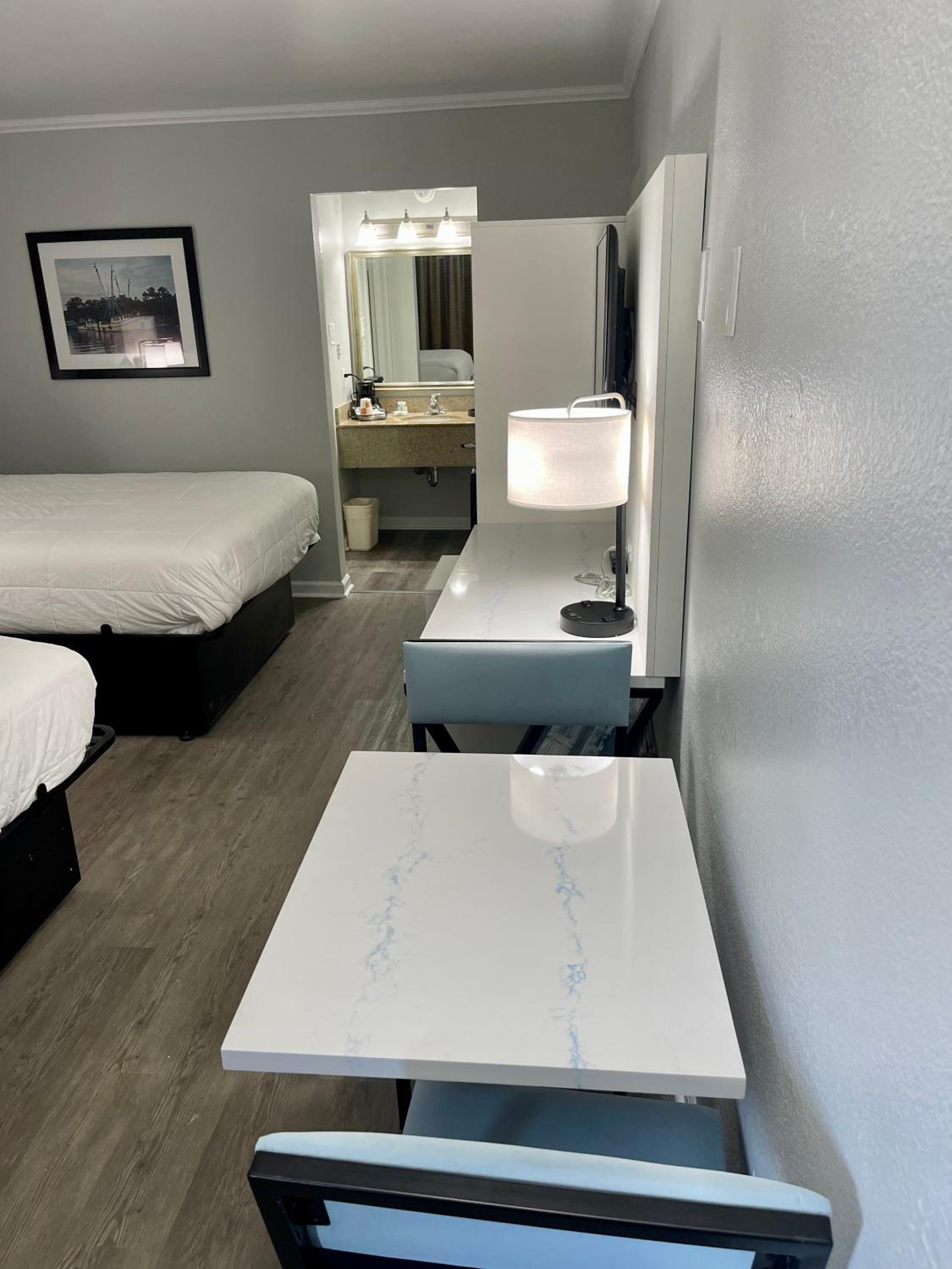 Queen Room with Two Queen Beds - Non-Smoking - Photo 2