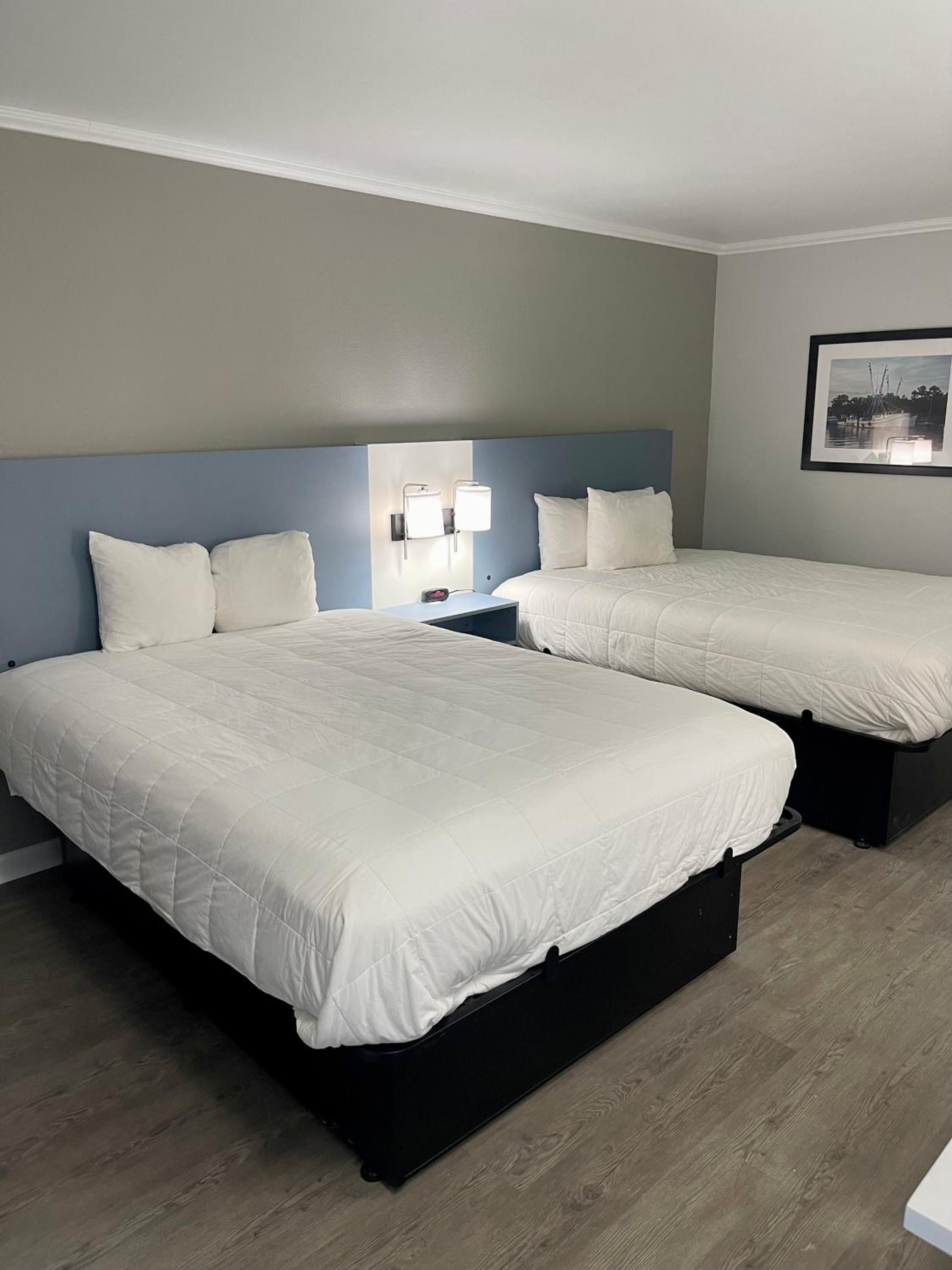 Queen Room with Two Queen Beds - Non-Smoking - Photo 5