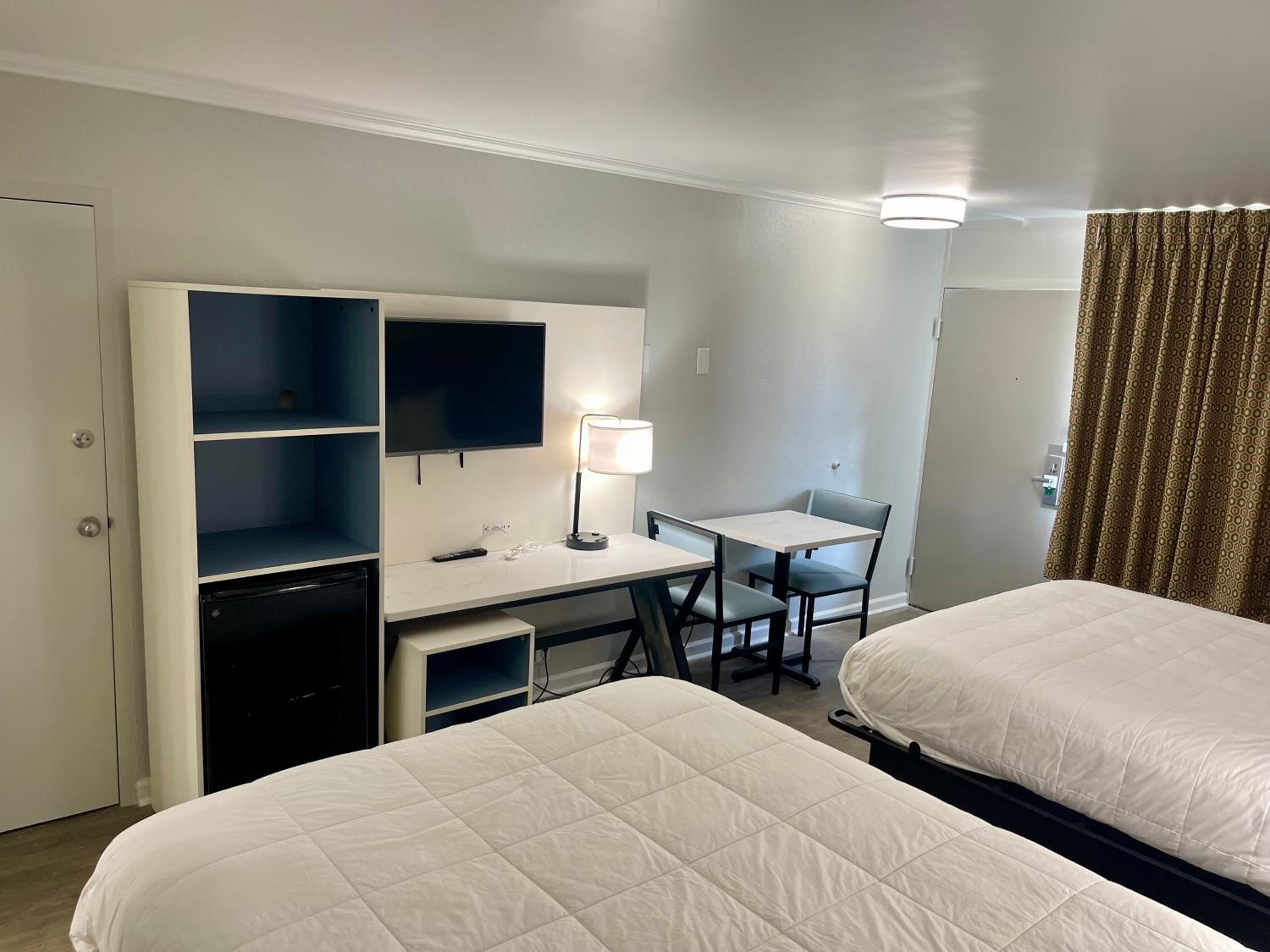 Queen Room with Two Queen Beds - Non-Smoking - Photo 3