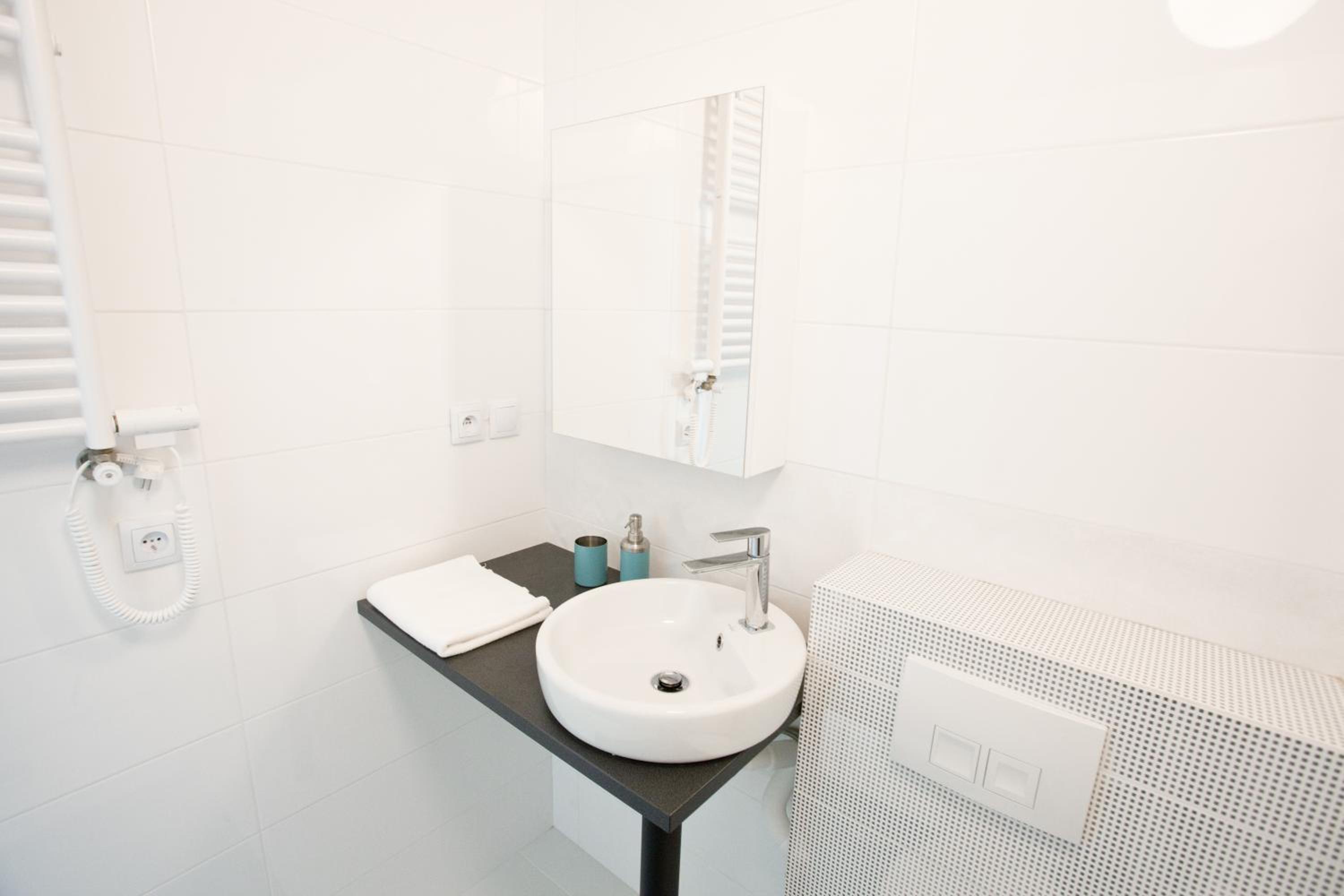 One-Bedroom Apartment (1 - 3 Adults) - Photo 2