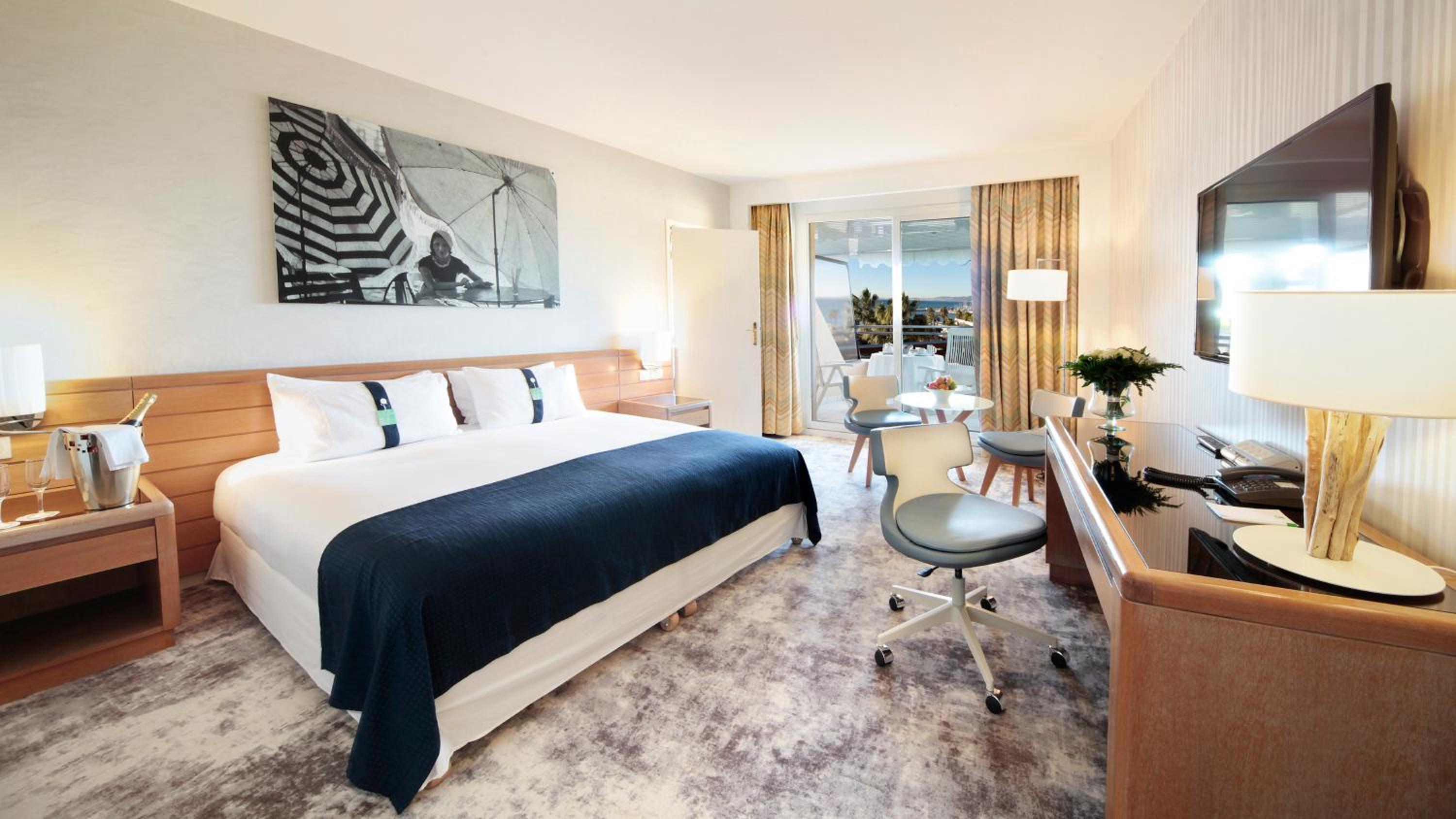 Premium Double Room with Balcony and Sea View - Photo 3