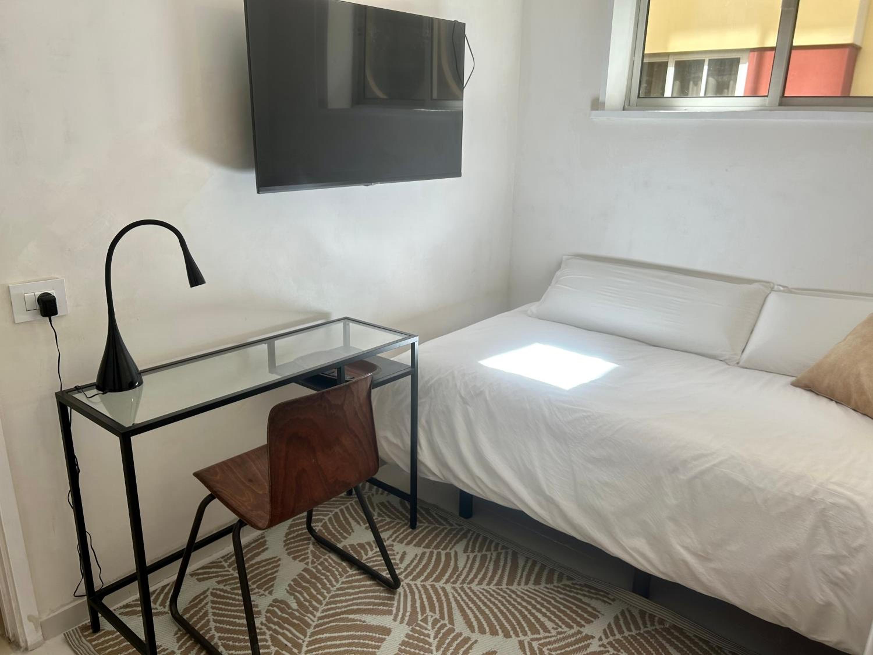 Single Room with Private Bathroom photo 3