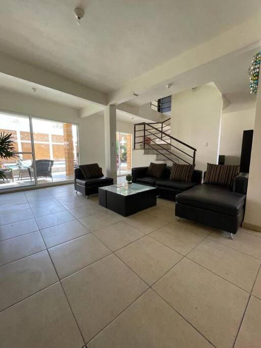 Six-Bedroom House photo 1