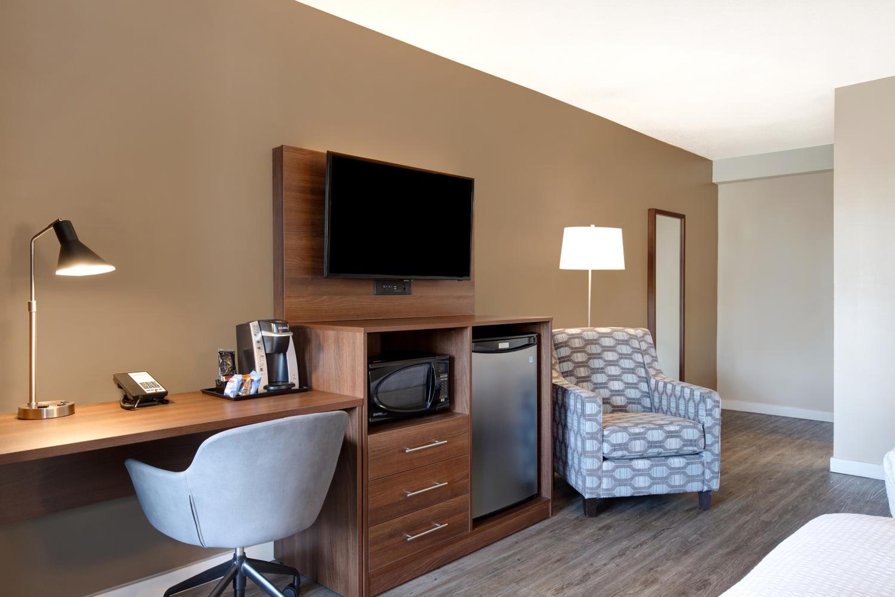 Queen Room with Two Queen Beds - Limited View/Non-Smoking - Photo 2