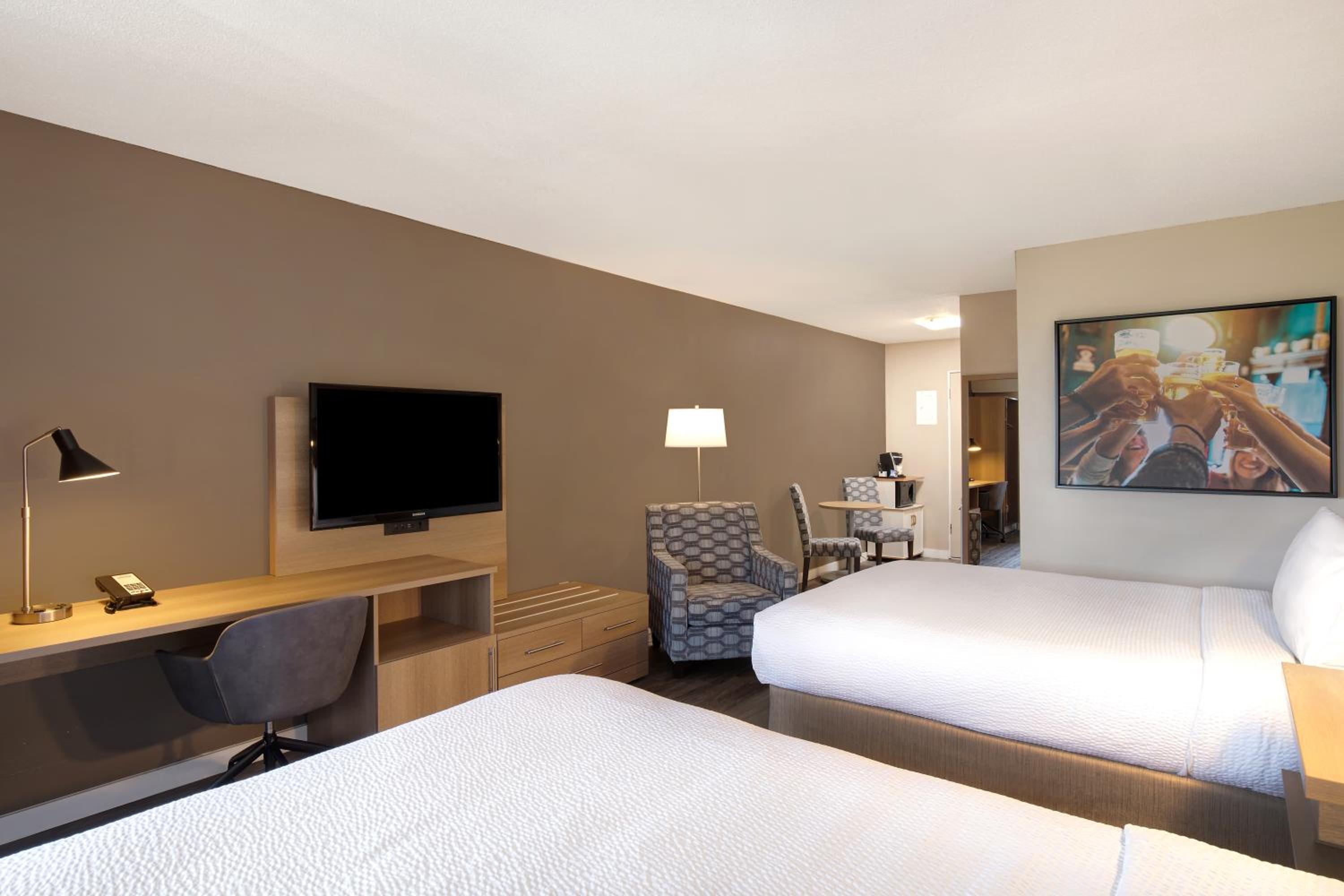 Queen Suite with Two Queen Beds with Limited View- Non-Smoking - Photo 4