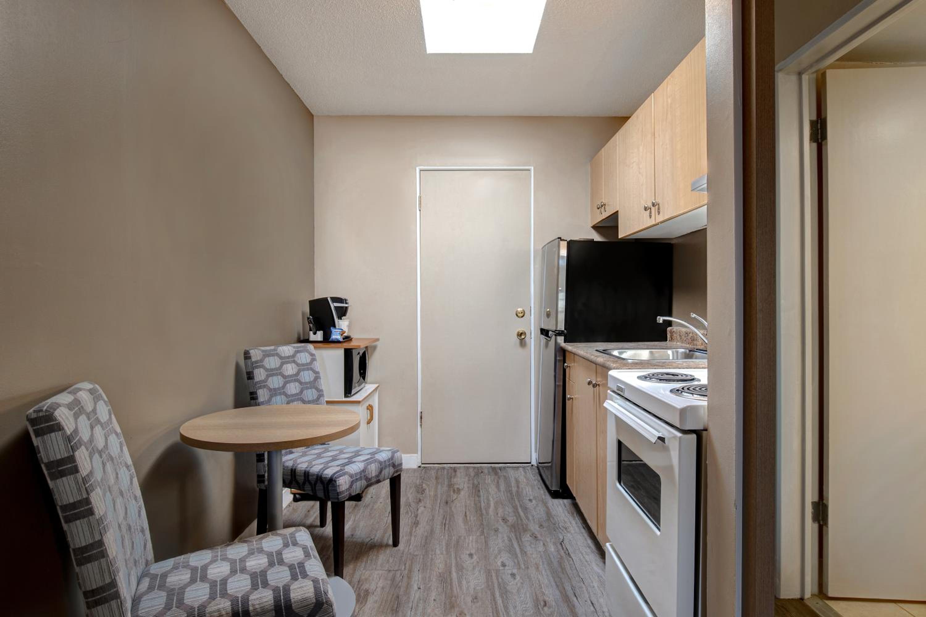 Queen Suite with Two Queen Beds with Limited View- Non-Smoking - Photo 5