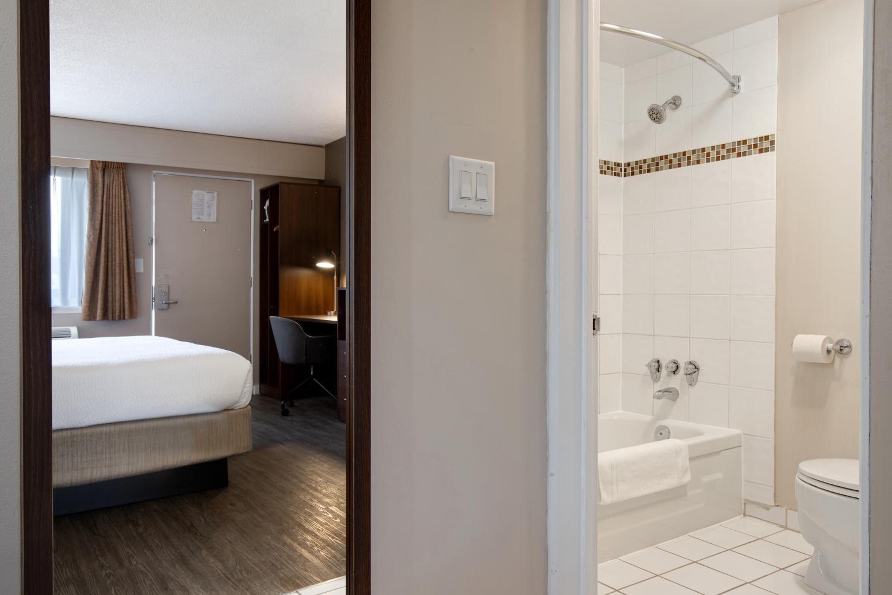 Double Room with Two Double Beds - Non-Smoking - Photo 4