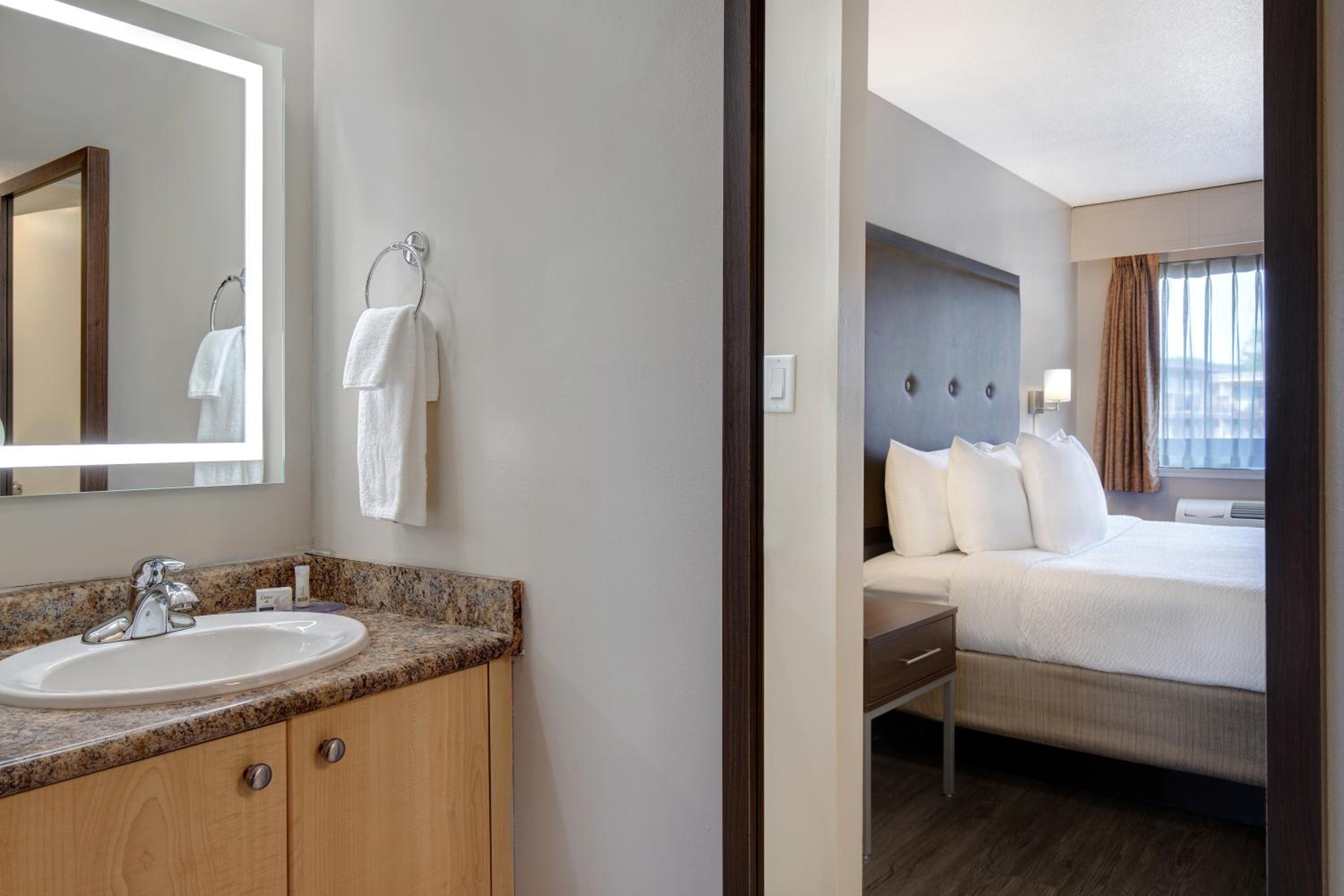 King Room - Non-Smoking - Photo 2
