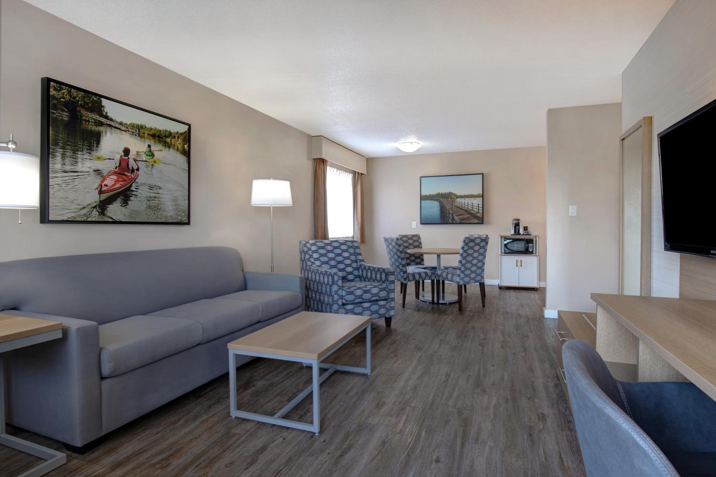 Queen Suite with Sofa Bed with Water View - Non-Smoking - Photo 3