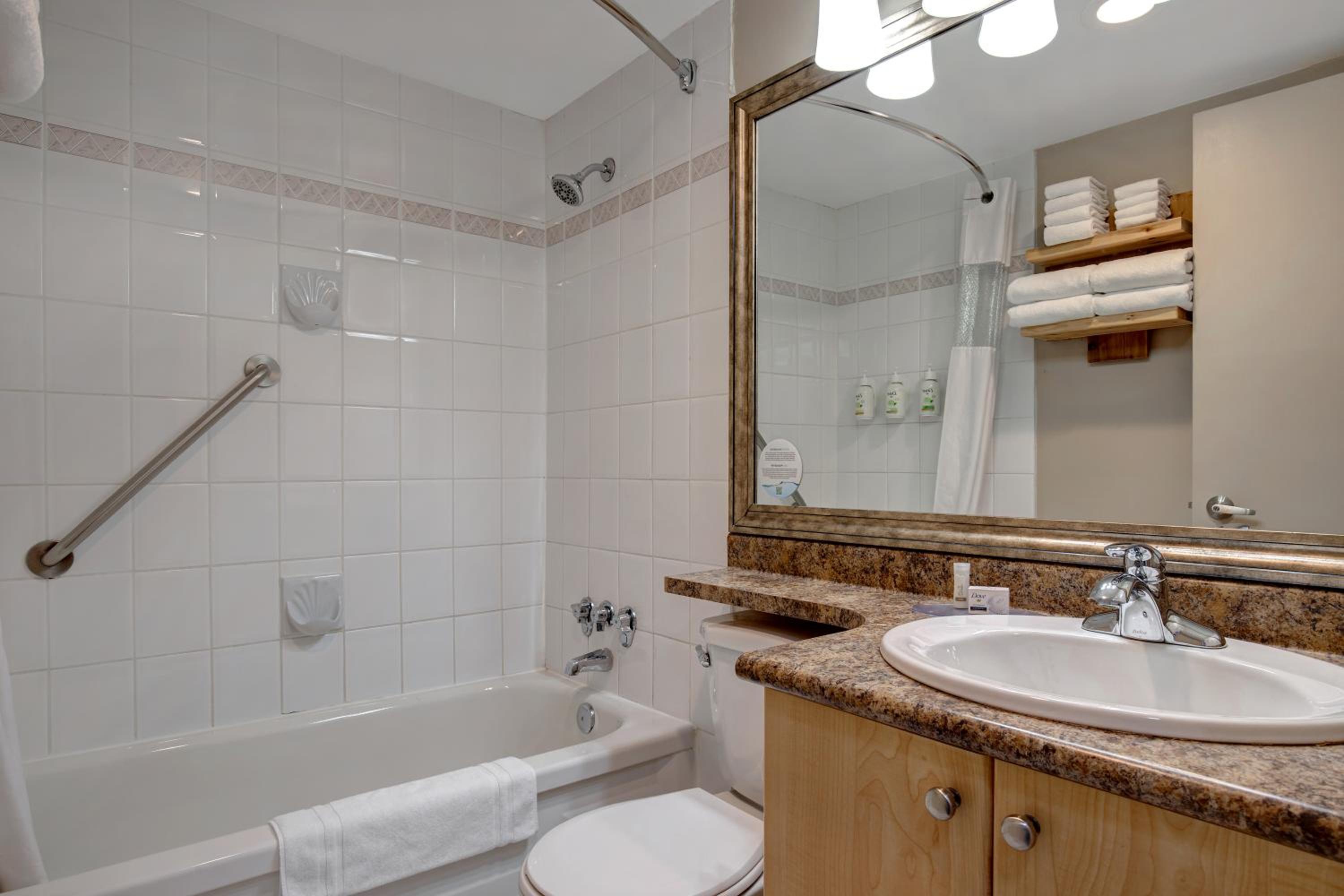 Queen Suite with Sofa Bed with Water View - Non-Smoking - Photo 4