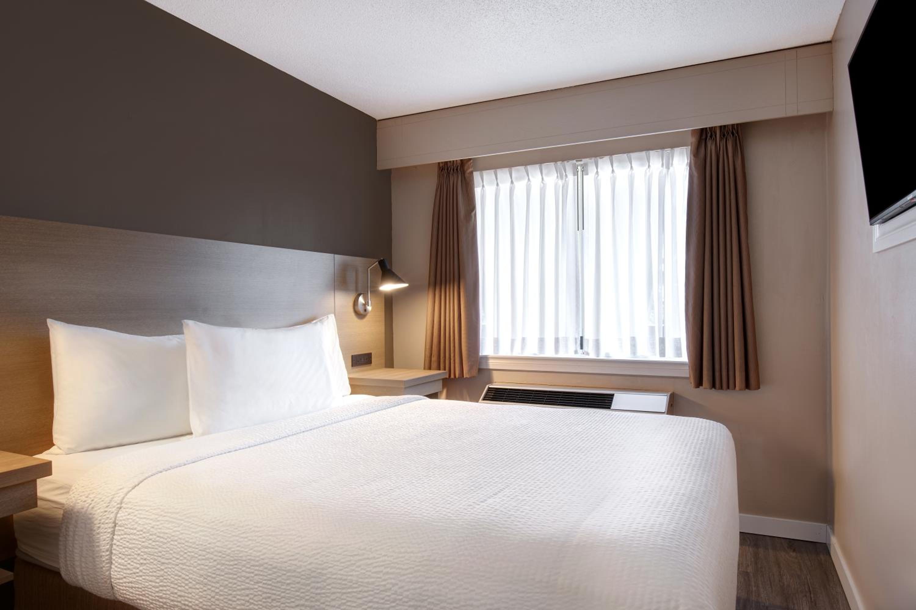 Queen Suite with Sofa Bed with Water View - Non-Smoking - Photo 1