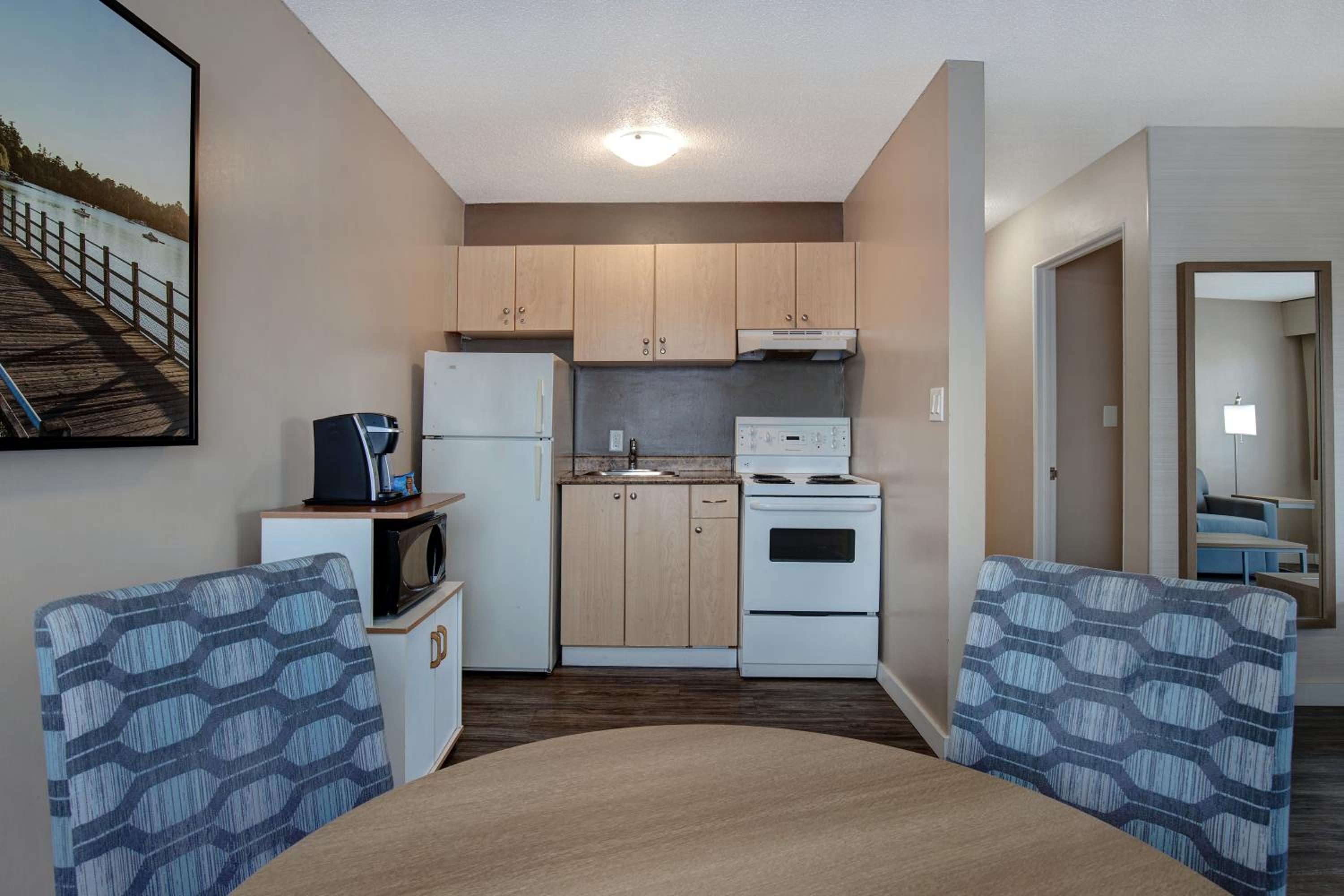Queen Suite with Sofa Bed with Water View - Non-Smoking - Photo 6