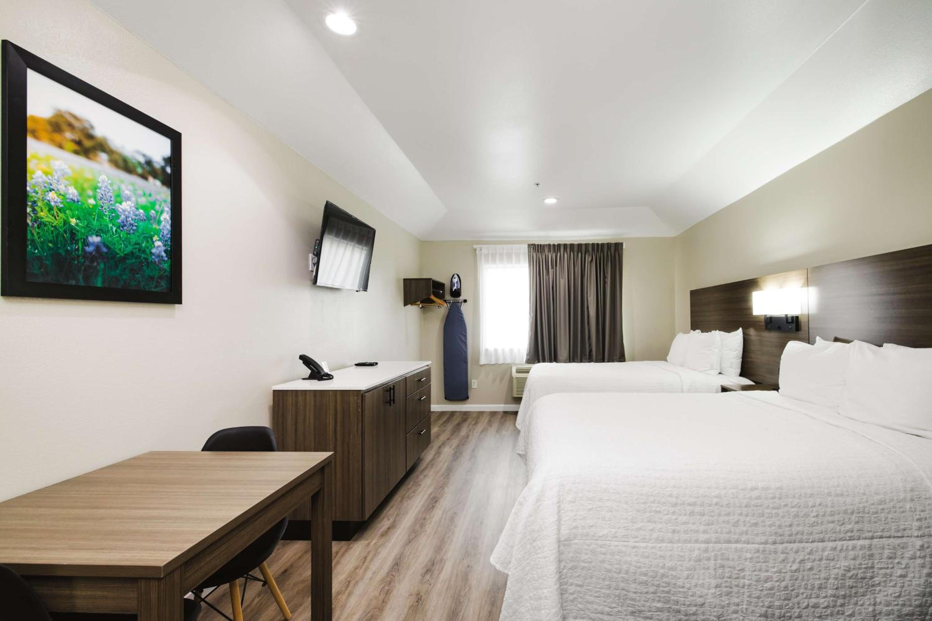 Queen Room with Two Queen Beds with Kitchenette- Non-Smoking - Photo 2