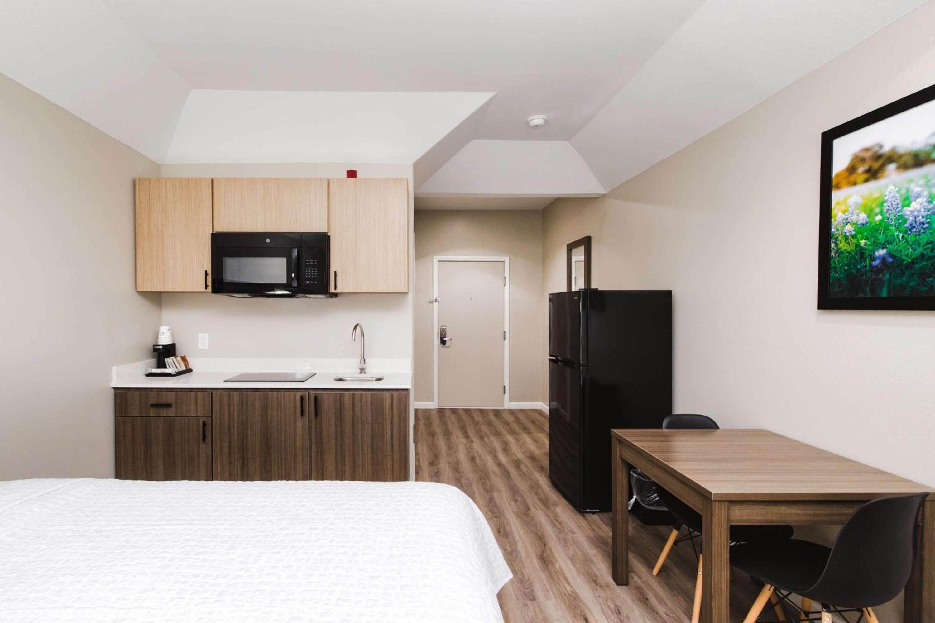 Queen Room with Two Queen Beds with Kitchenette- Non-Smoking - Photo 5