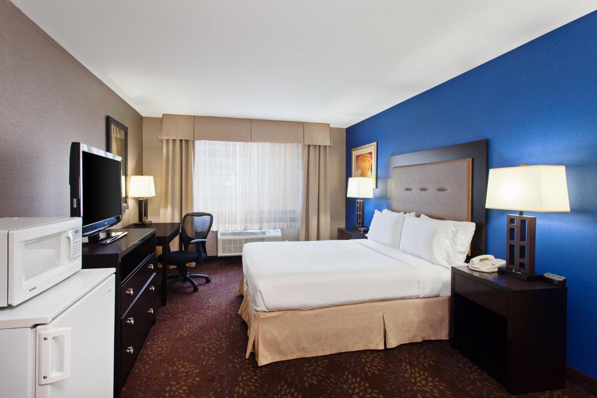 Standard King Room with Tub - Photo 1