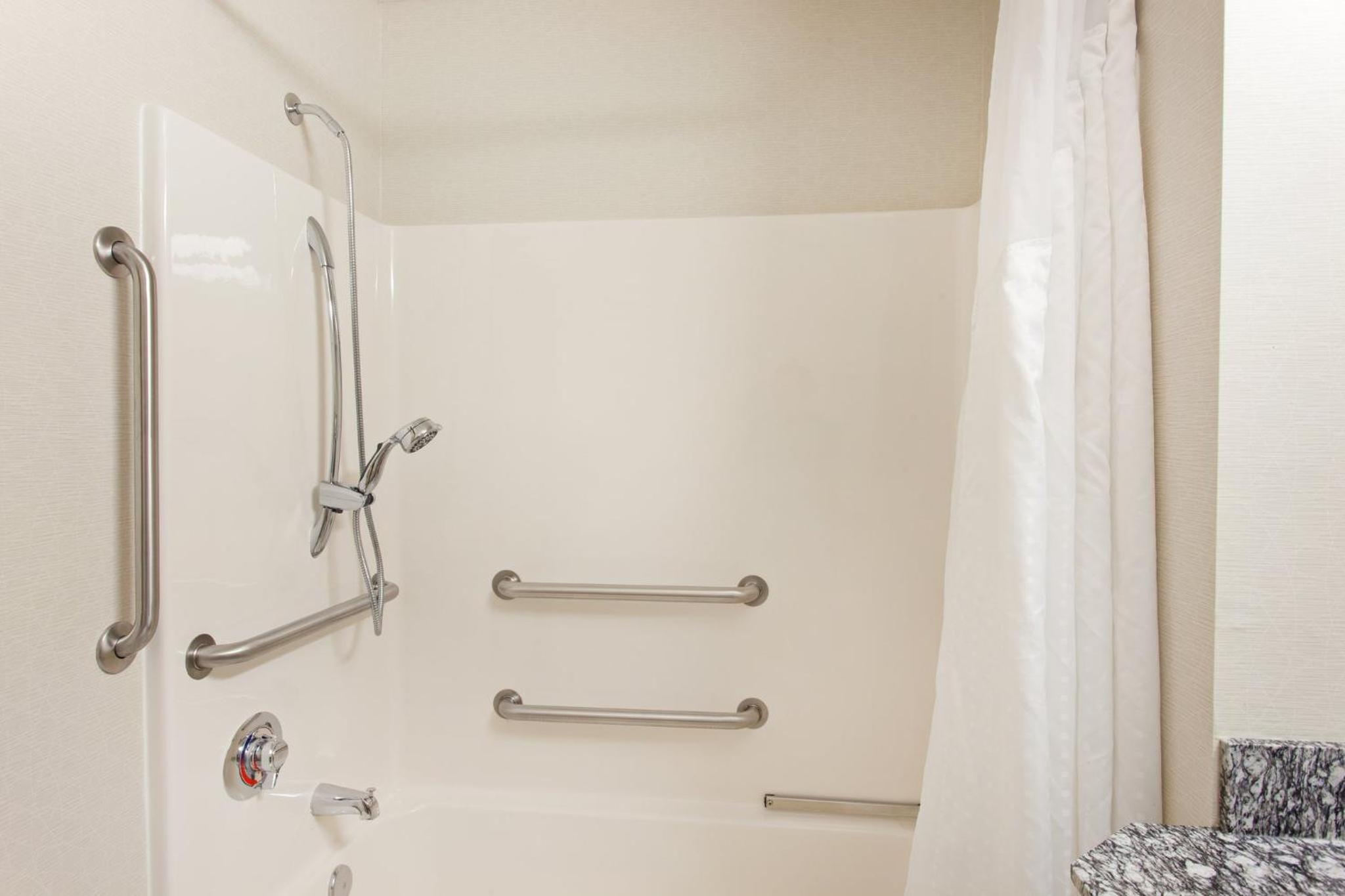 Double Room - Disability Access - Accessible Tub - Photo 2