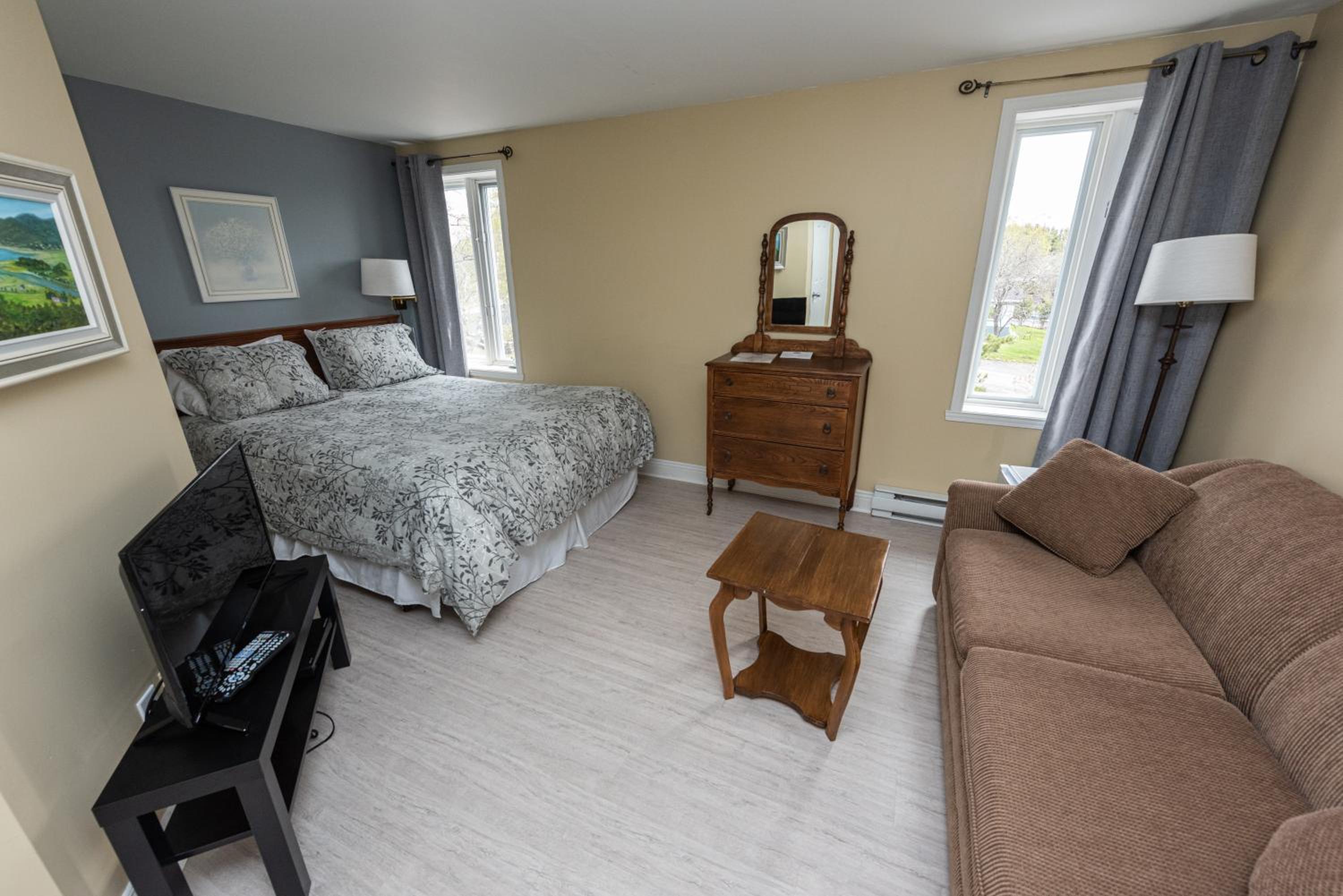 Superior Room 1 queen bed and 1 sofa bed photo 1