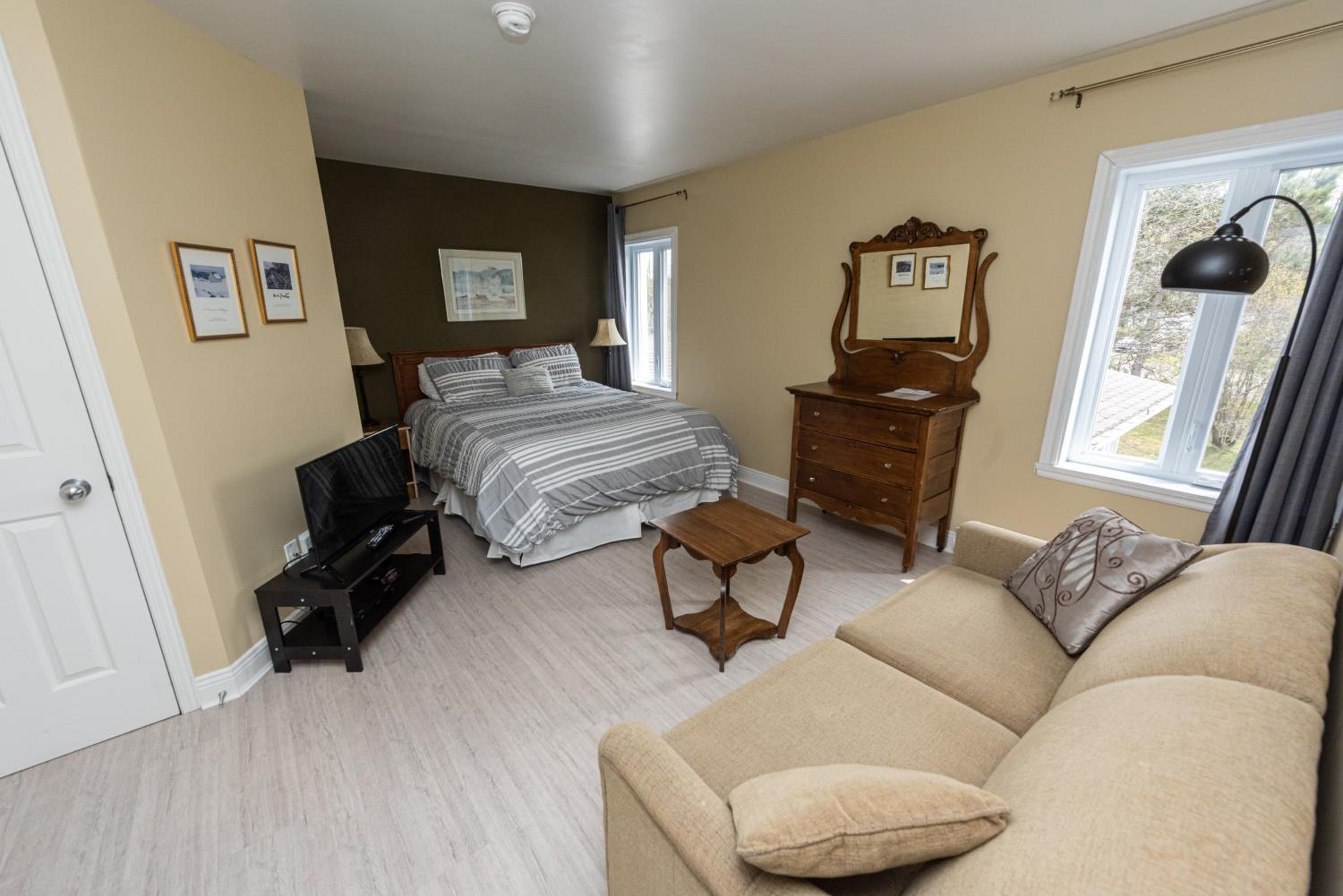 Superior Room 1 queen bed and 1 sofa bed photo 2