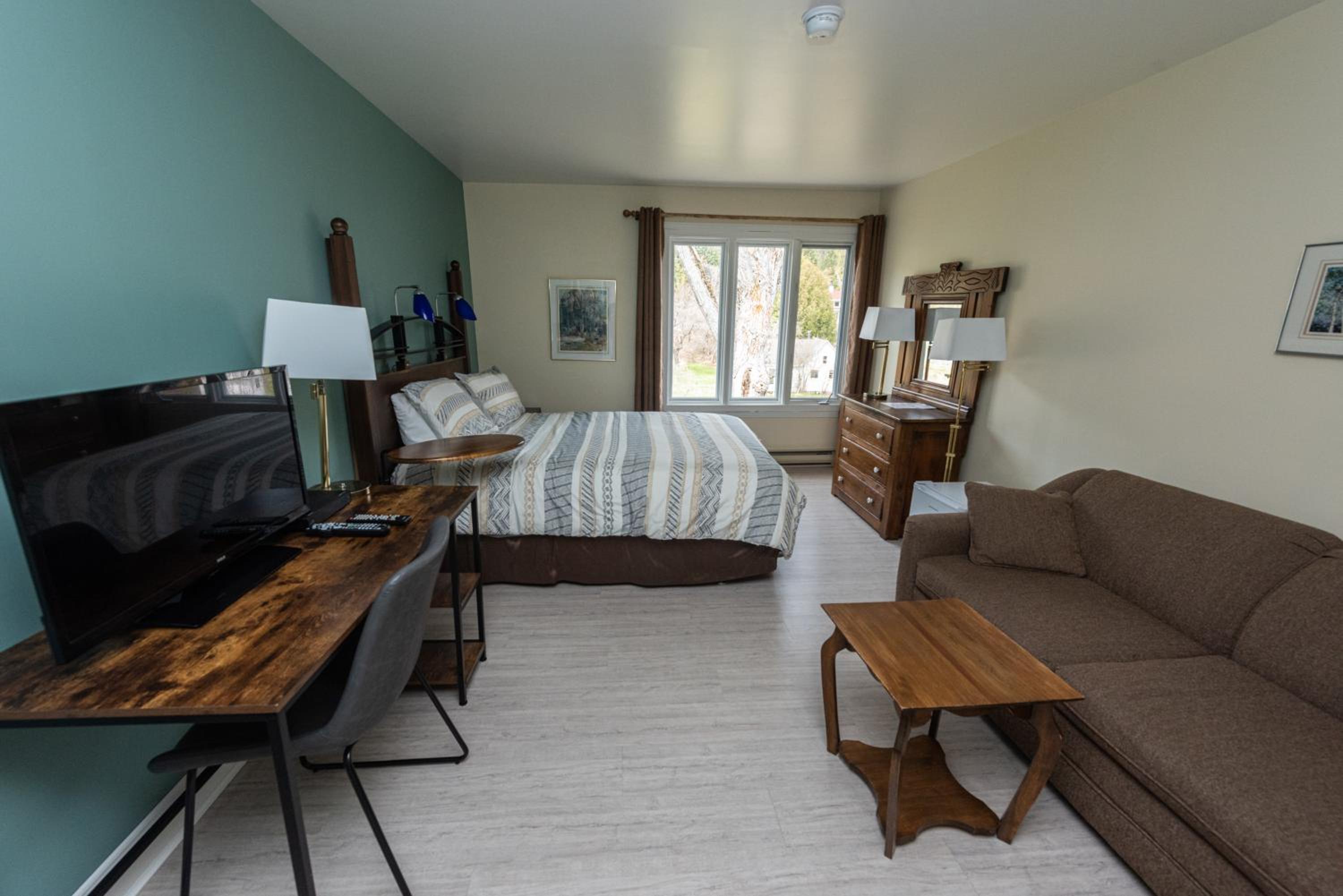 Superior Room 1 queen bed and 1 sofa bed photo 3