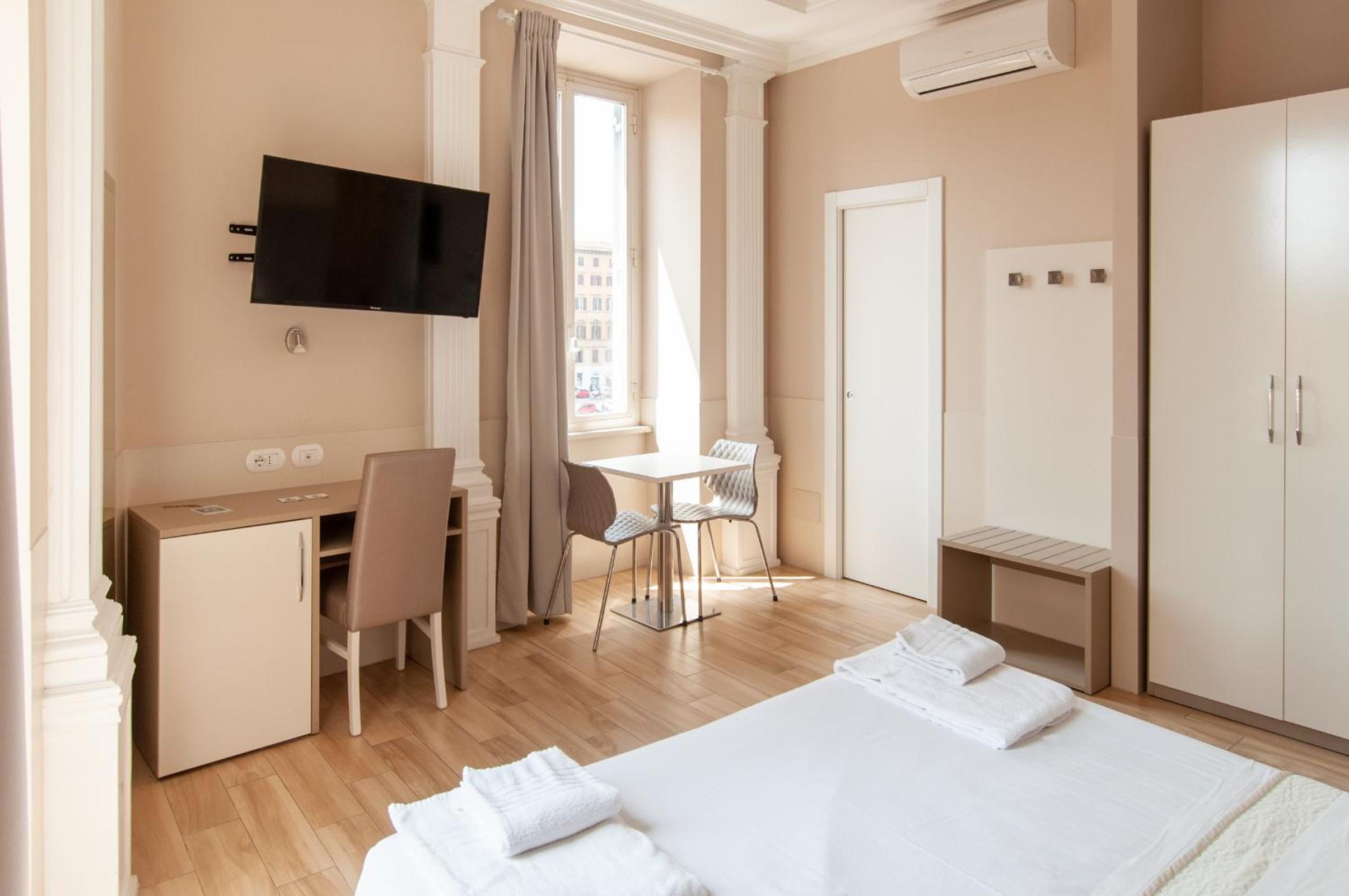 Superior Double or Twin Room with City View photo 2