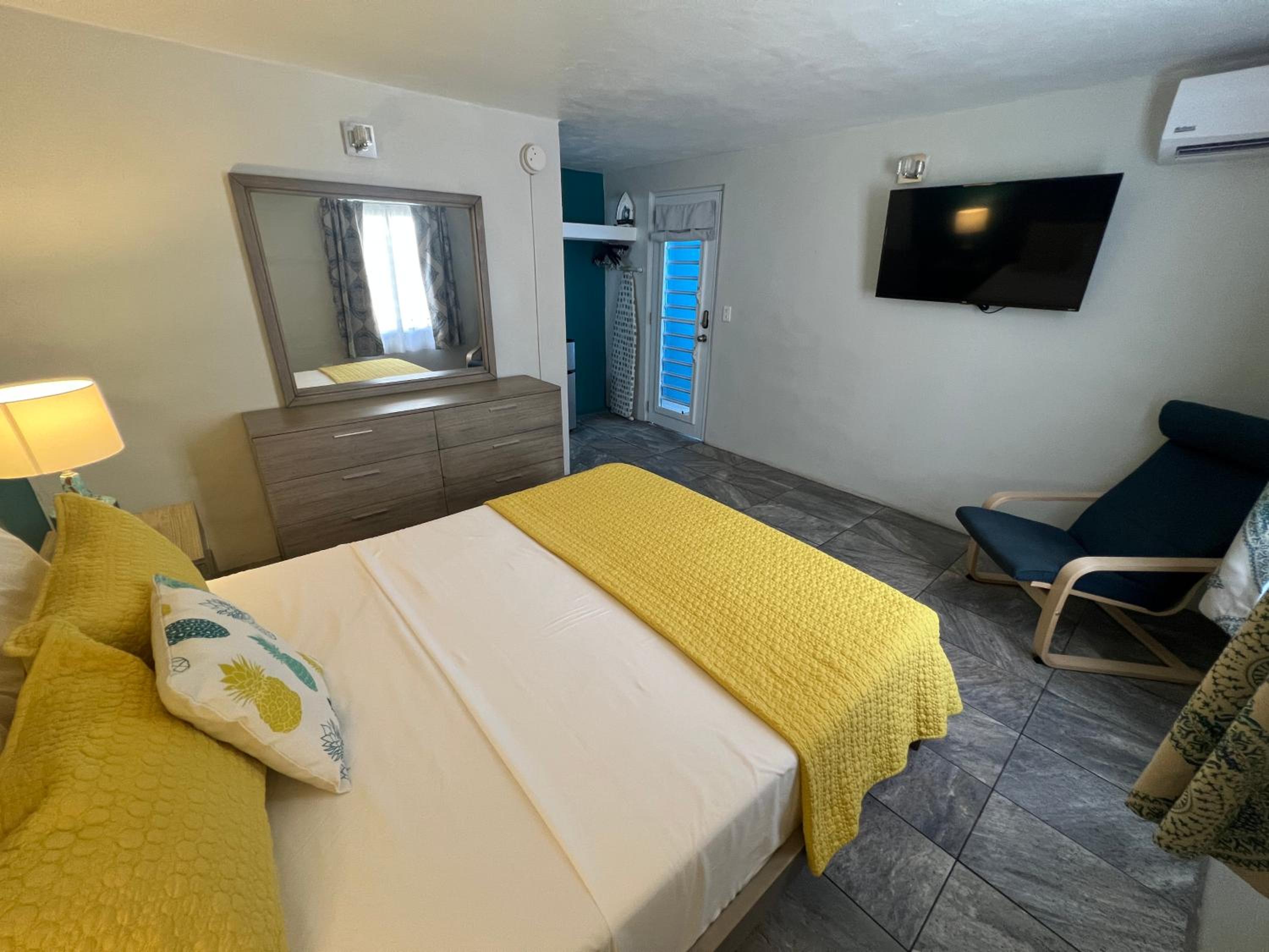 Room 10, One Queen Bed - Adults Only photo 2