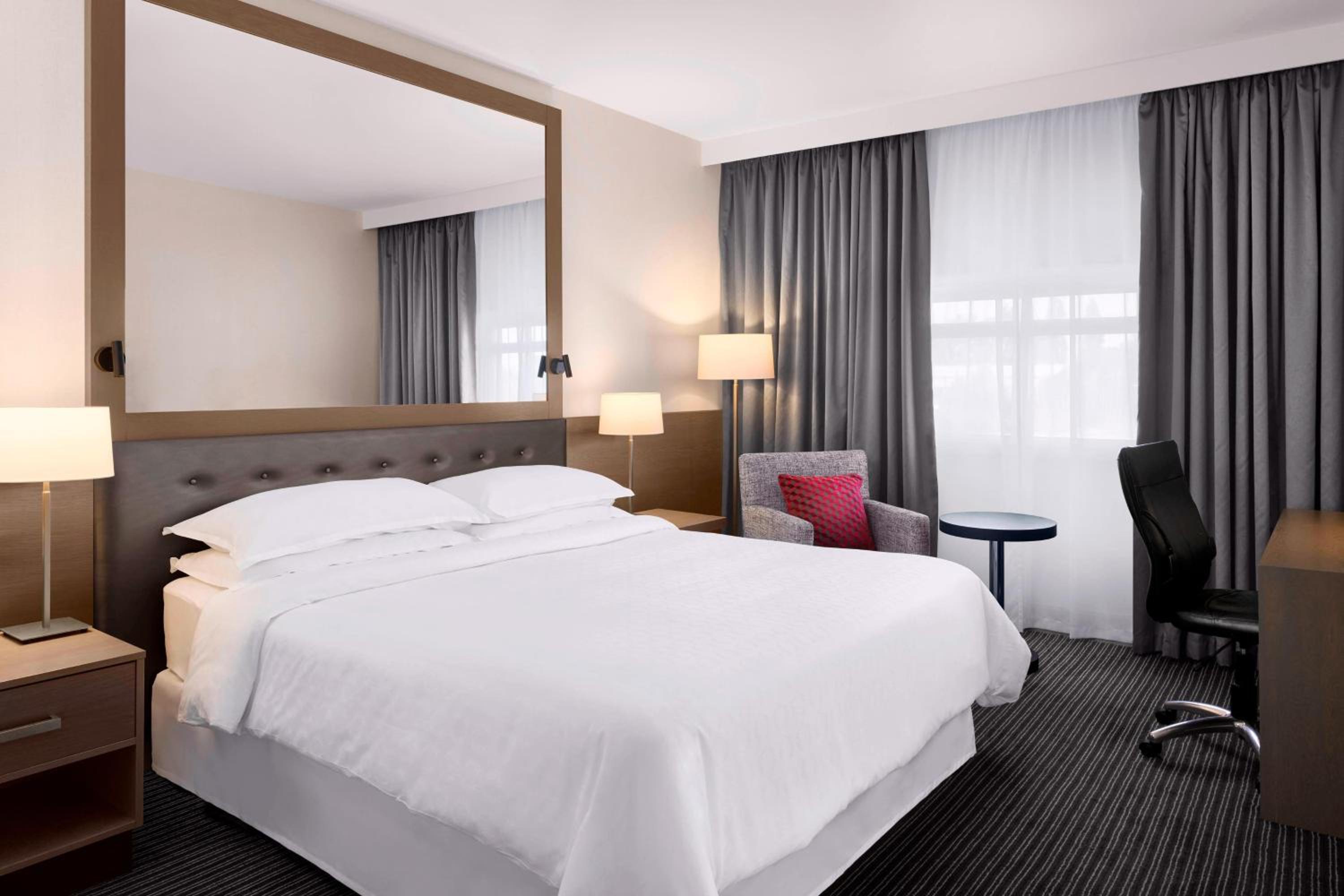 Deluxe Room, Guest room, 1 Queen - Photo 1