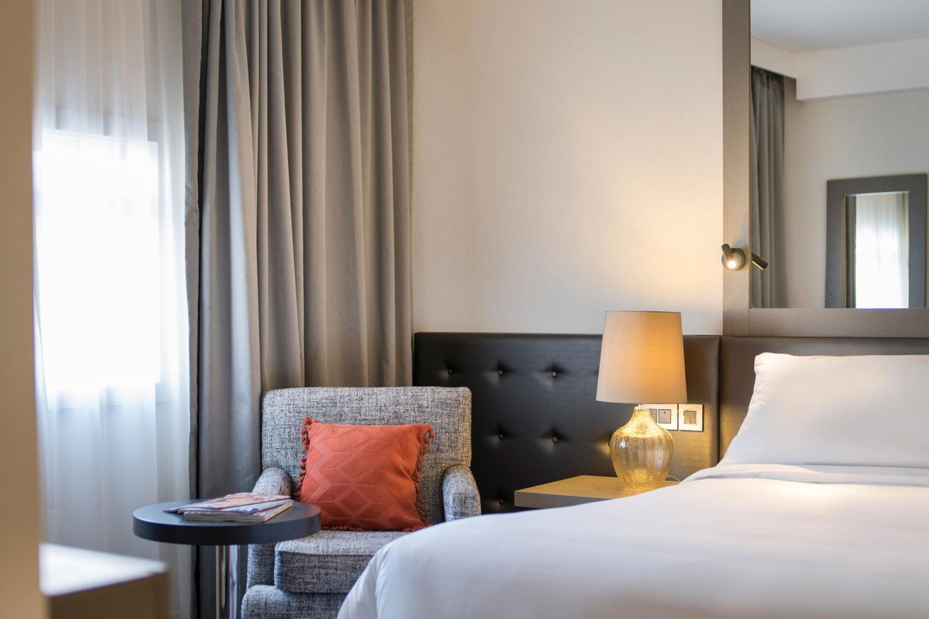 Deluxe Room, Guest room, 1 Queen - Photo 4