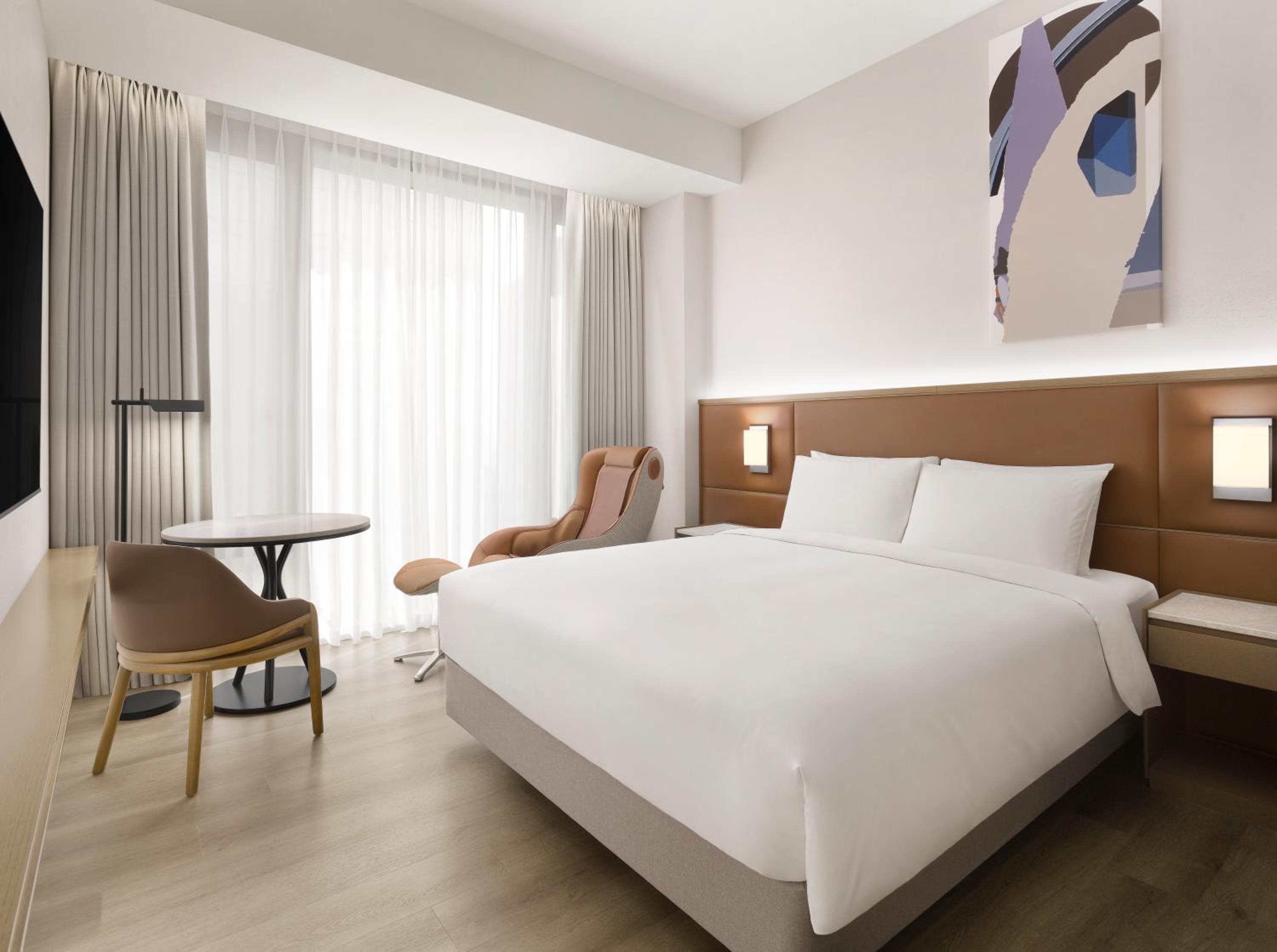 Queen Bed Room Skyline View with Massage Chair