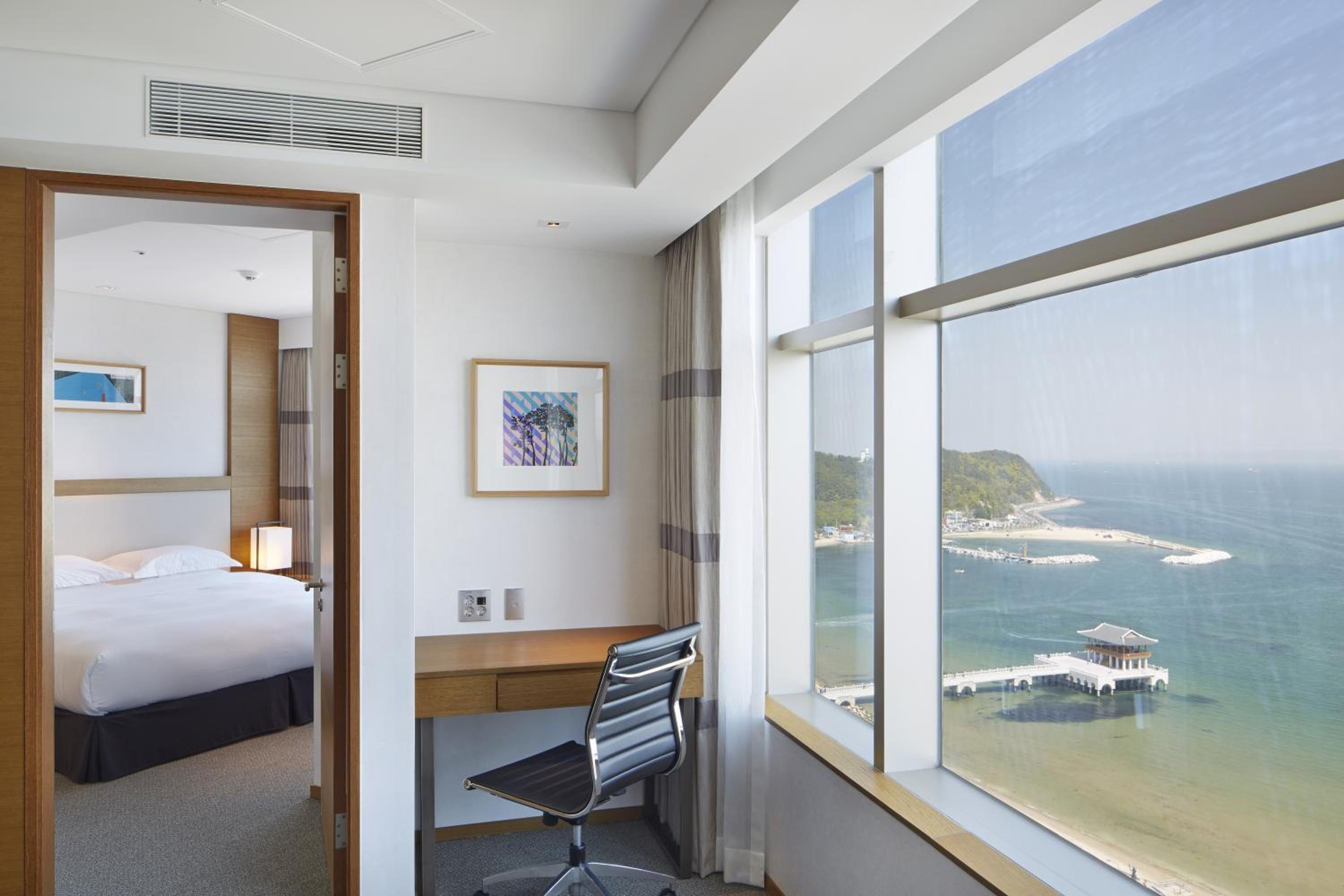 Corner Suite with Sea View photo 2