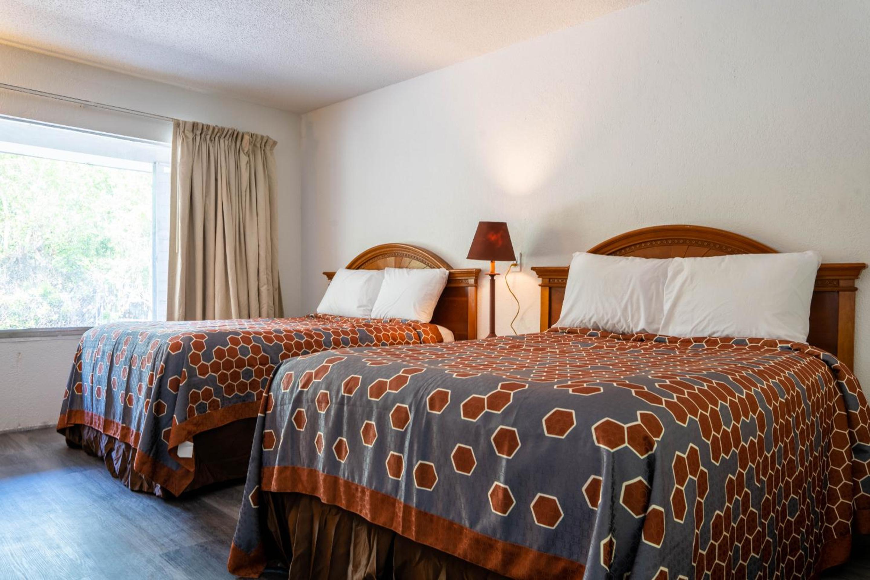 Double Room with Two Double Beds Smoking - Photo 8