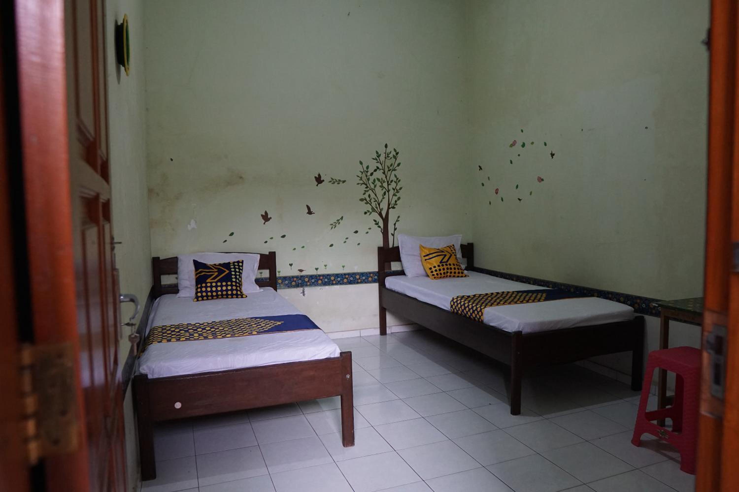 Economy Twin Room - Photo 12