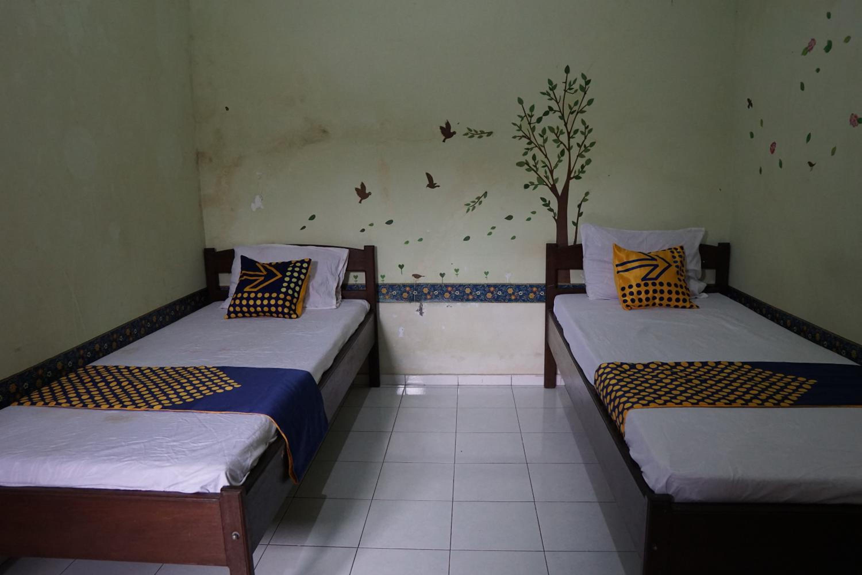 Economy Twin Room - Photo 11