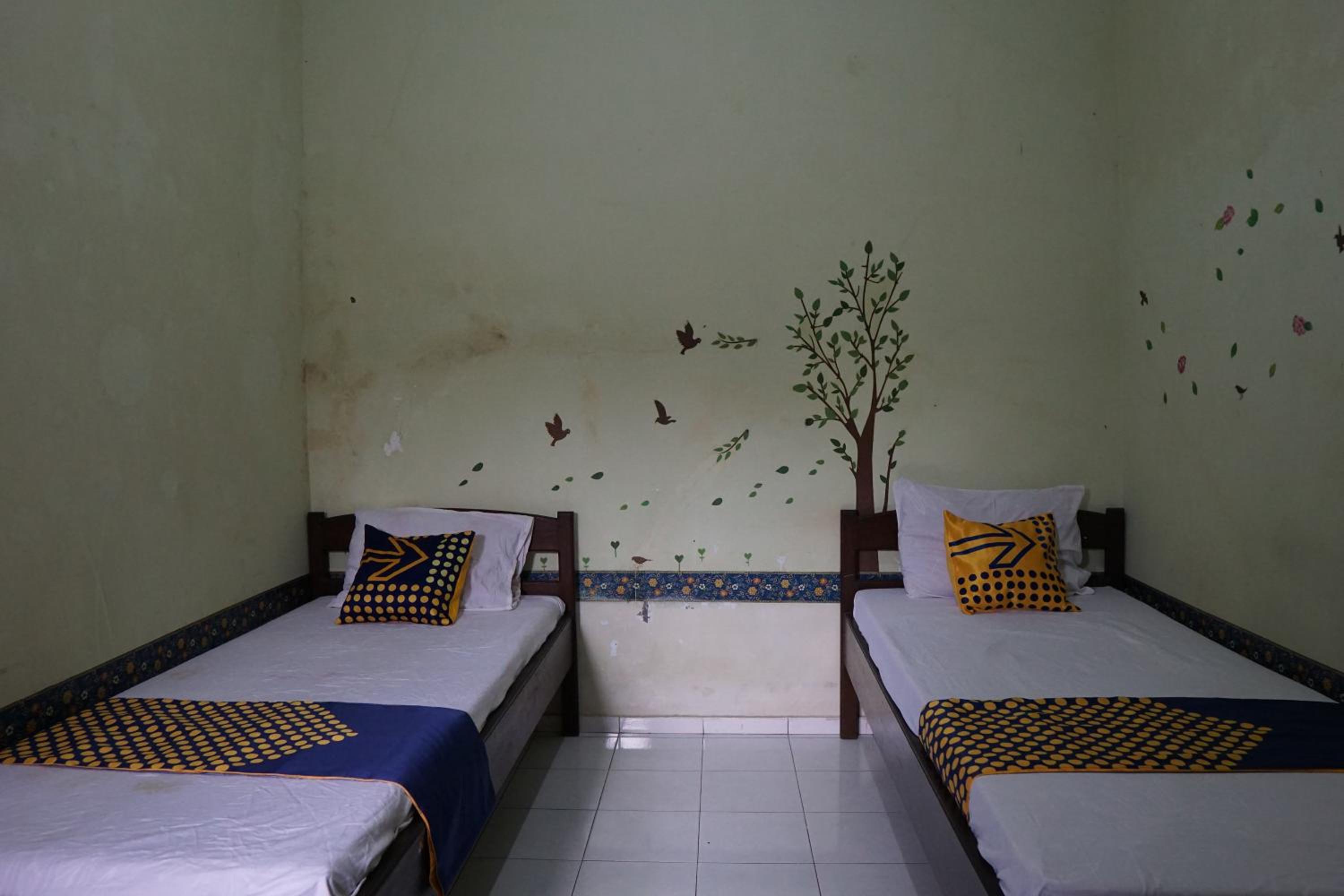 Economy Twin Room - Photo 10