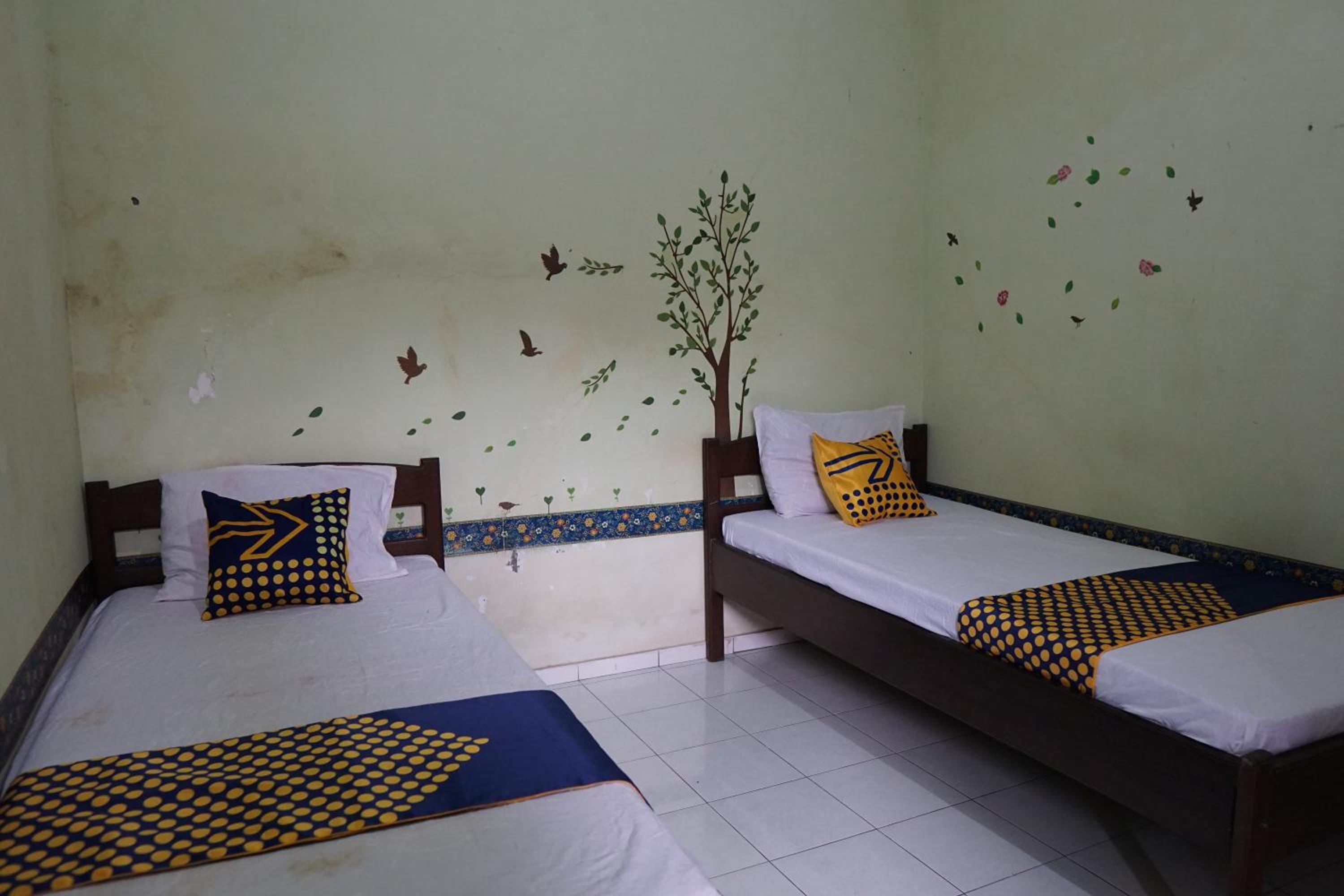 Economy Twin Room - Photo 9