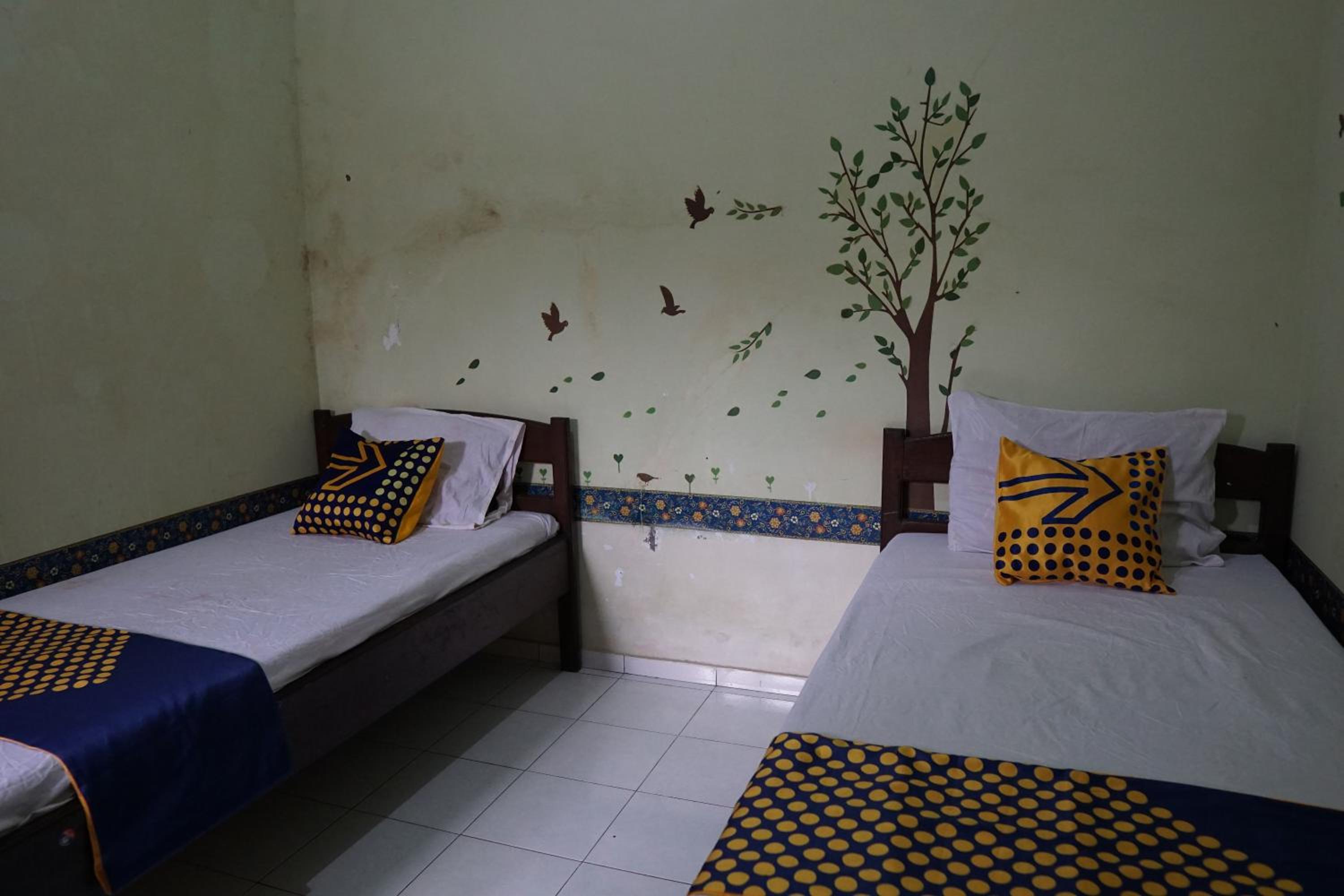 Economy Twin Room - Photo 8