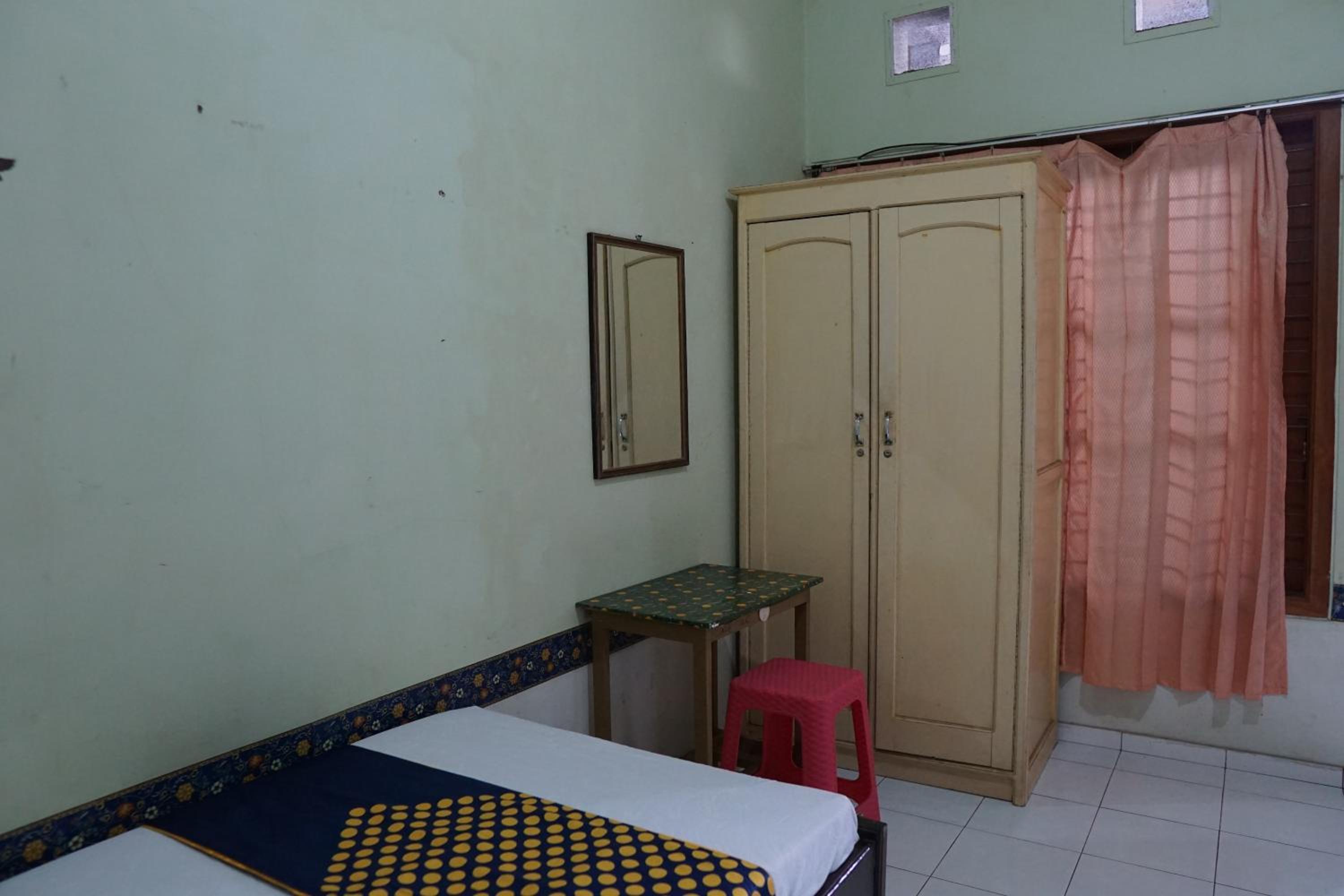 Economy Twin Room - Photo 7