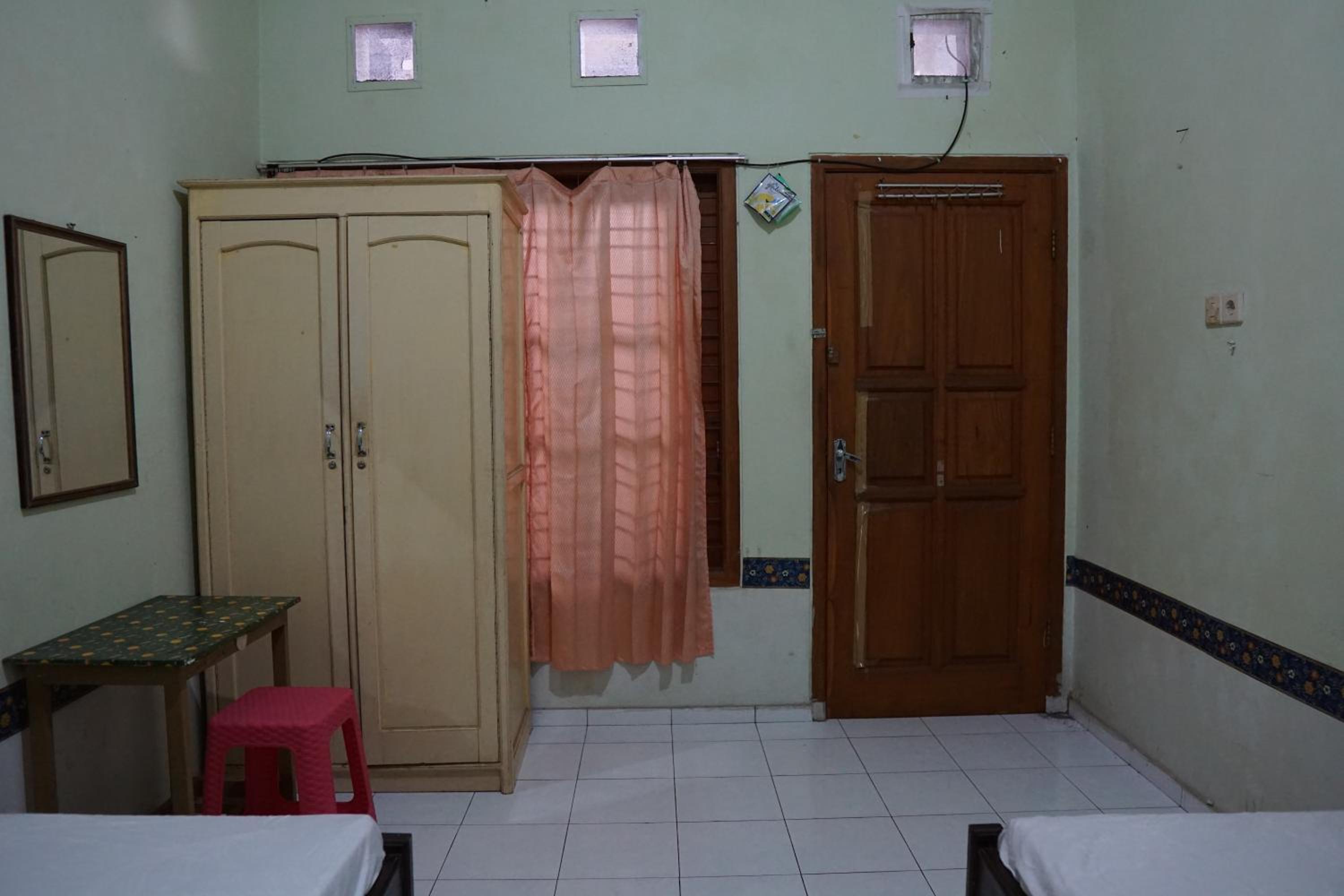 Economy Twin Room - Photo 5