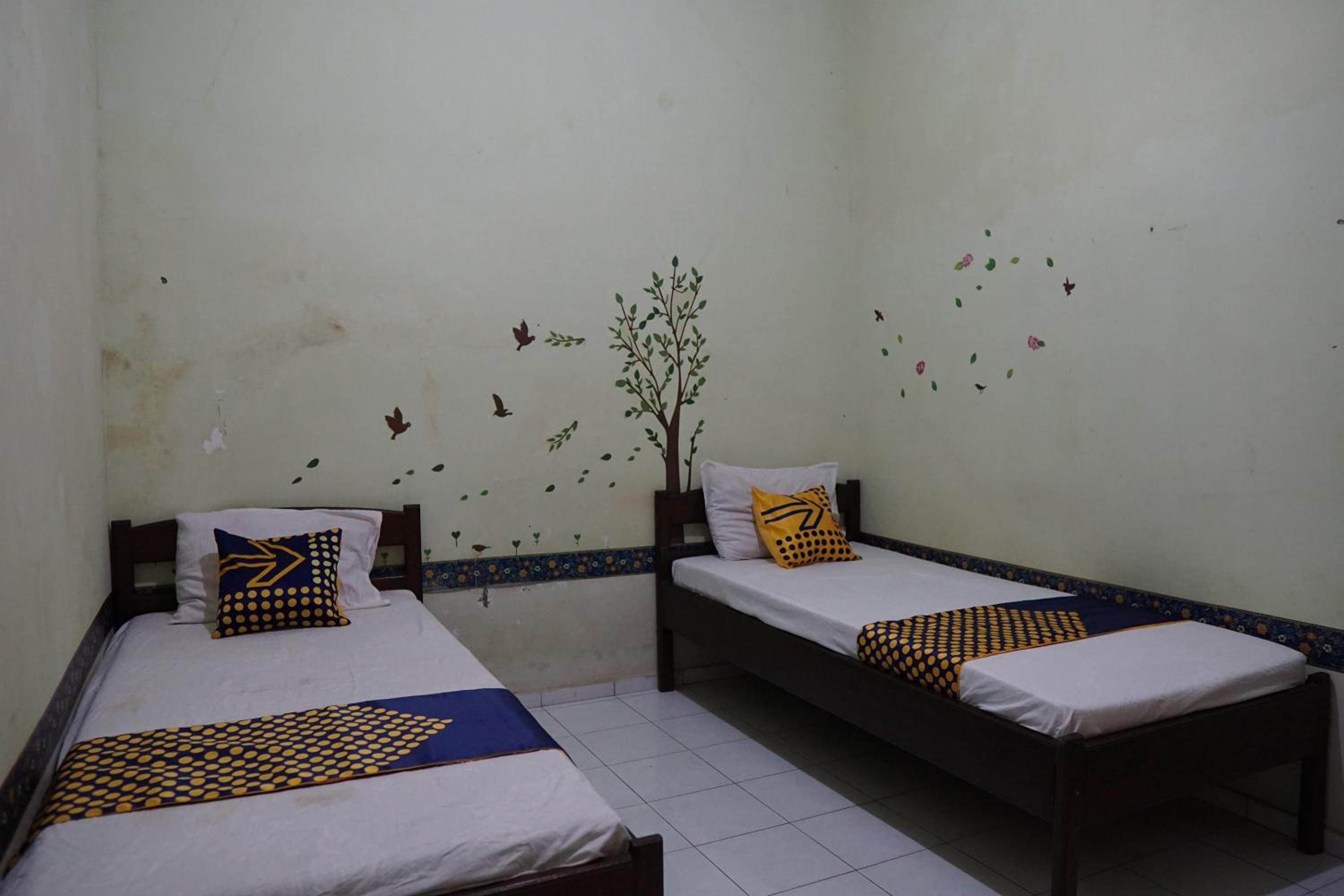 Economy Twin Room - Photo 4