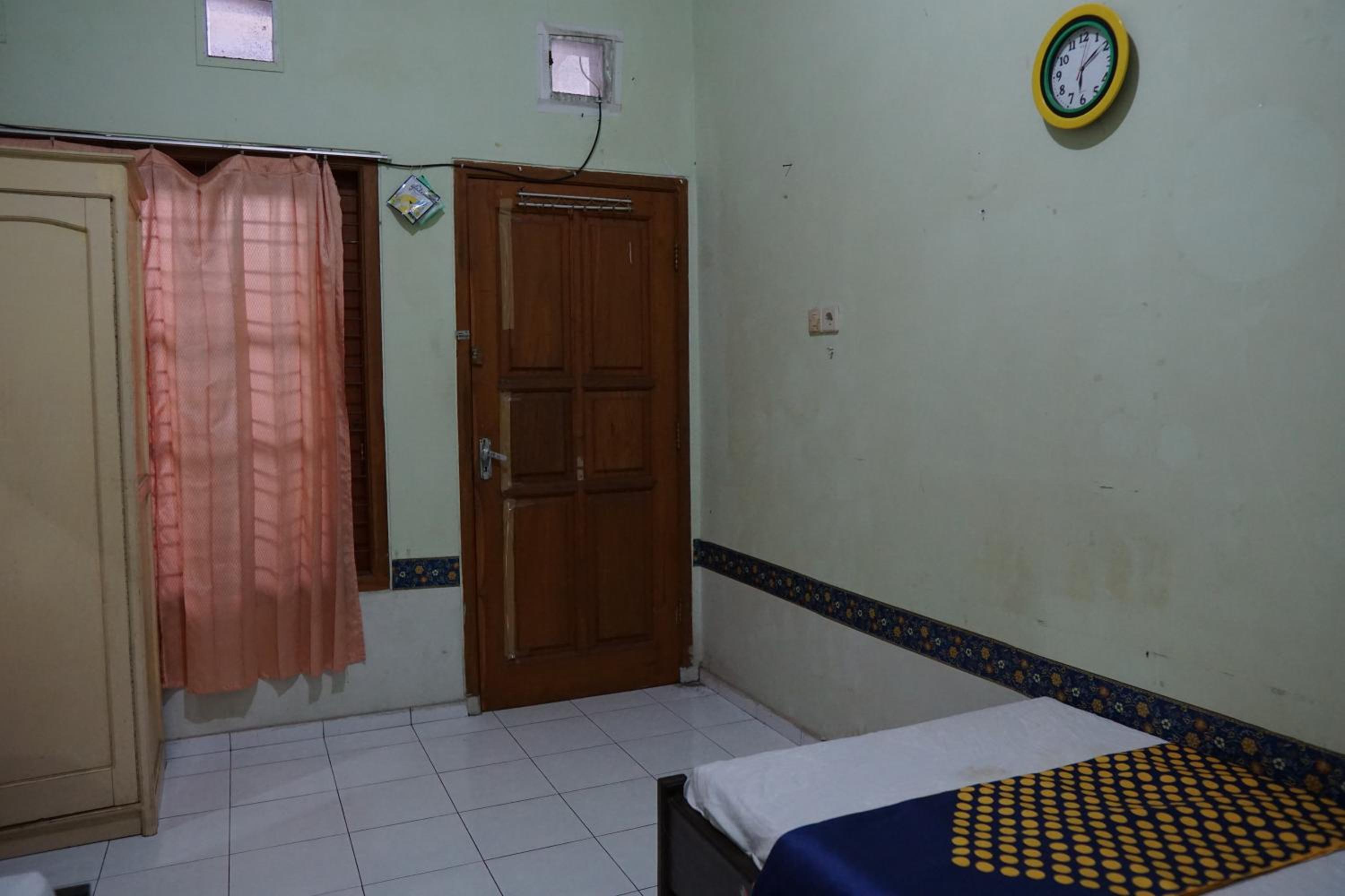Economy Twin Room - Photo 6