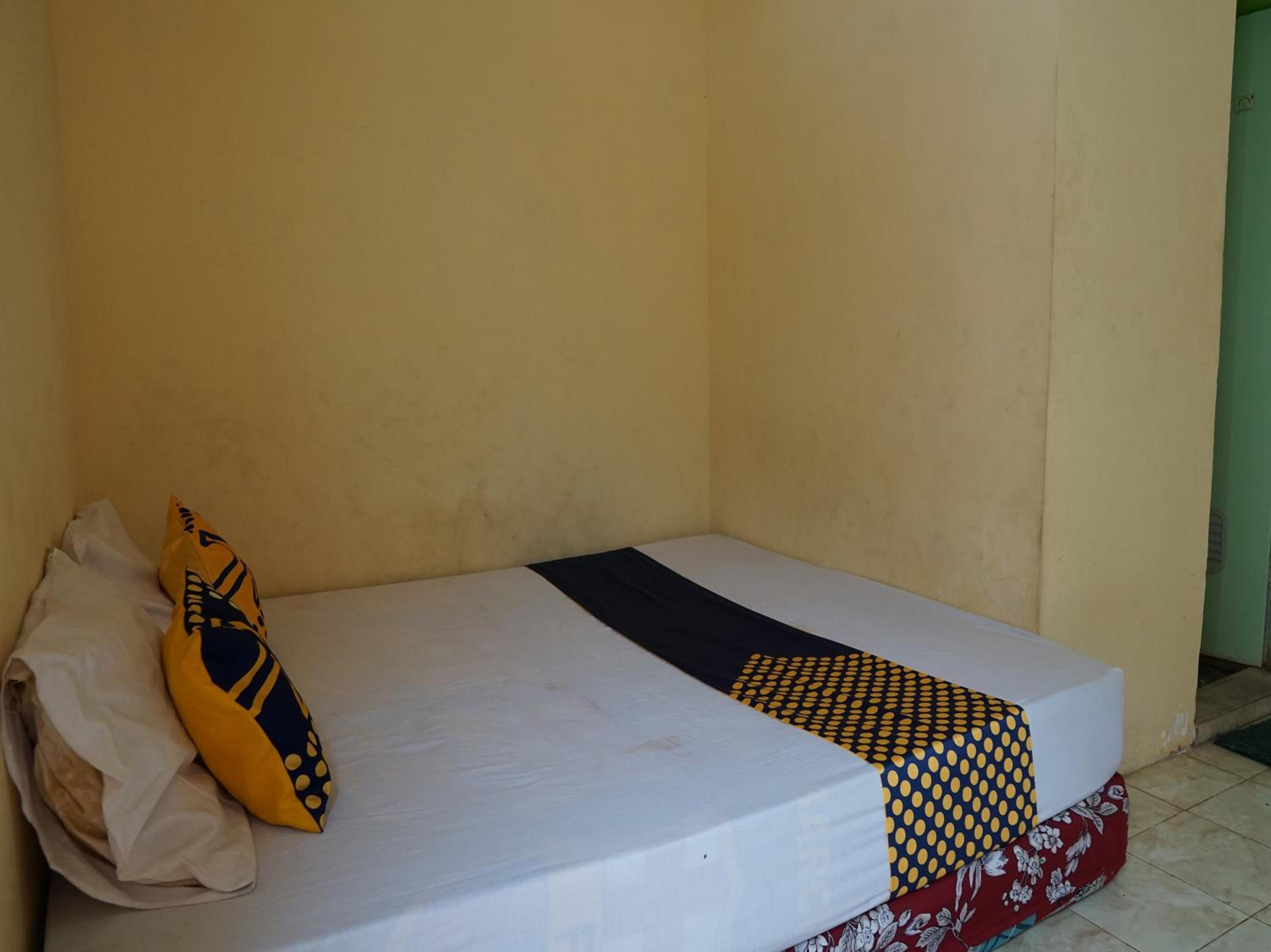 Budget Double Room - Photo 15