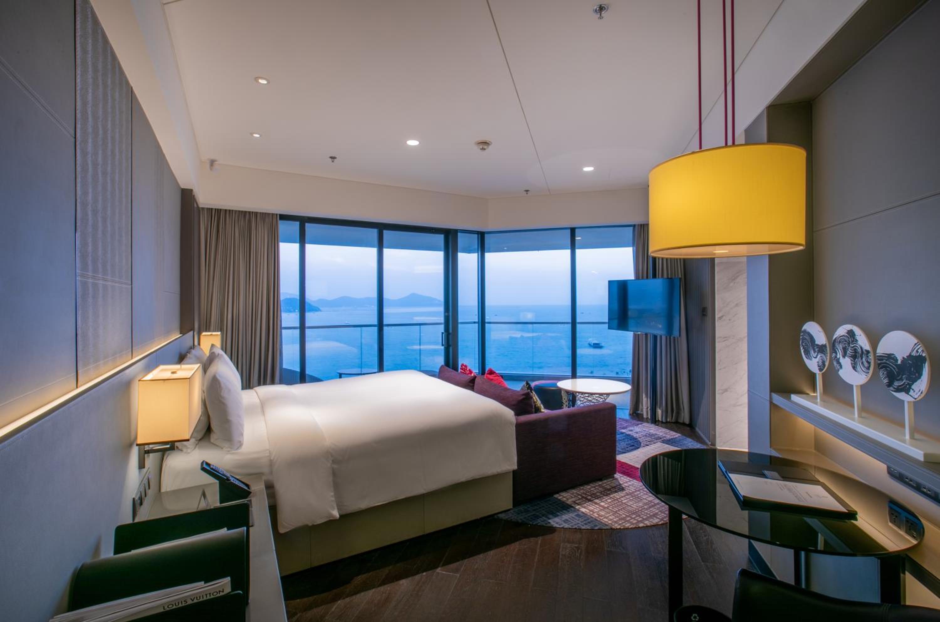 Fabulous 180 Degree Panoramic Ocean View Room,1 King
